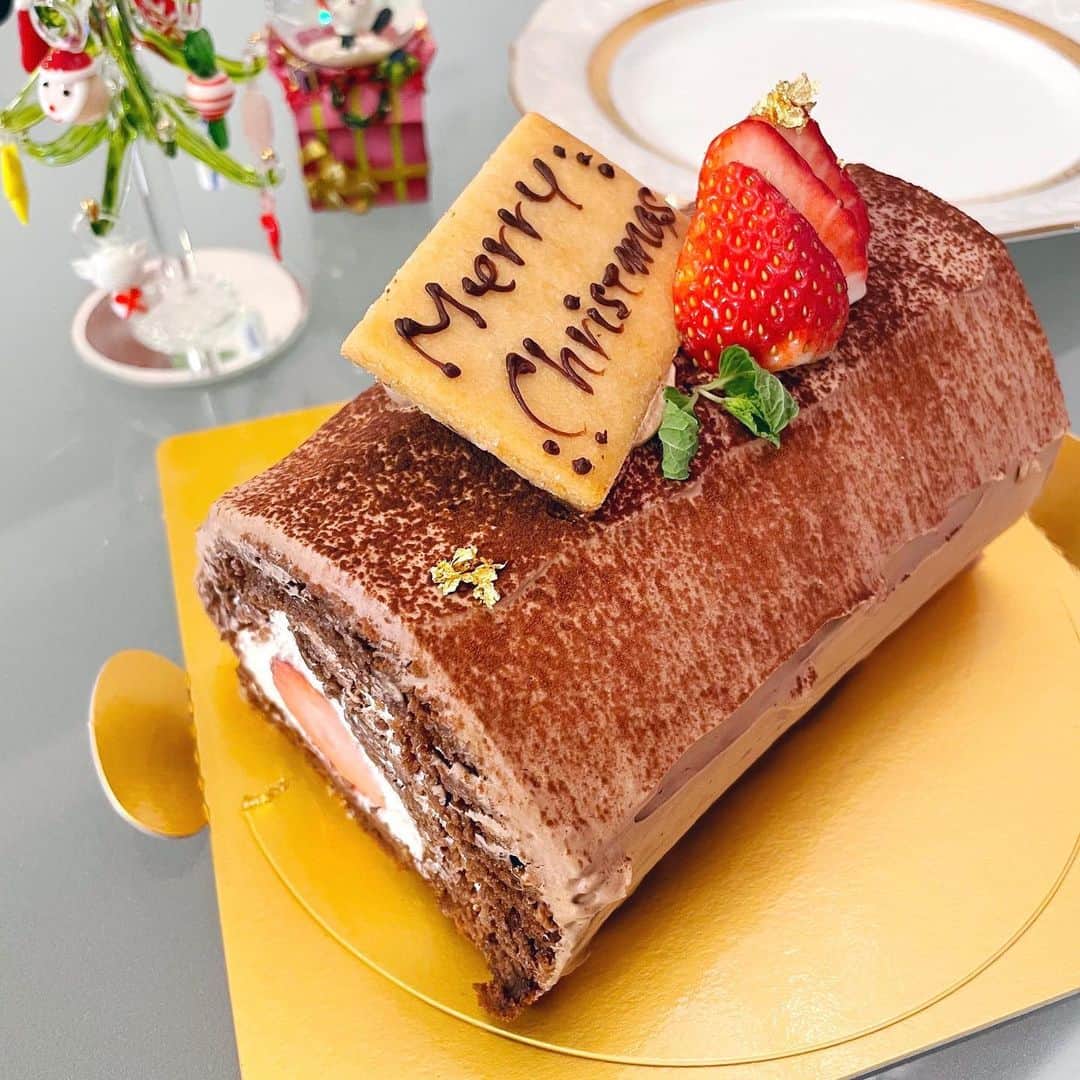 のインスタグラム：「我が家のクリスマスケーキはこちら🎂 @ainsoph_jp  ヴィーガン&グルテンフリーのチョコロールケーキです🍫  プレートのクッキーまで美味しい😍 豆乳クリームもくどくなくてぺろり😋  皆様素敵なクリスマスをお過ごしください🎄」