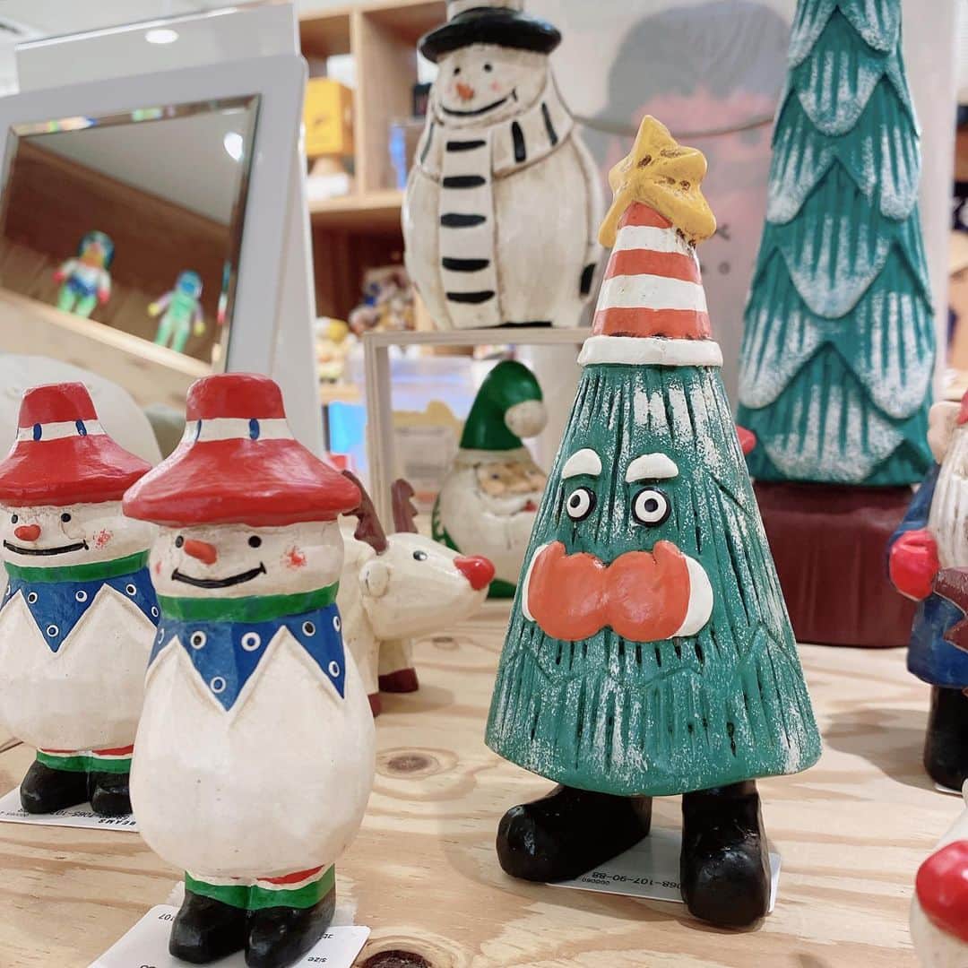 BEAMS JAPANさんのインスタグラム写真 - (BEAMS JAPANInstagram)「こんばんは！ クリスマスに家族や友達と楽しいひと時に！ご提案です🎅🎄  〈KOPI PANAS〉 コピパナスの木彫りクリスマスシリーズの紹介です🎅  手彫り、手塗りで一点一点製作しているコピパナスオリジナルの商品です。 個々に、風合いが違います。  販売価格:¥1,200〜5,000＋TAX  木製 木材は、インドネシアに生息する Albasia(和名 : 南洋桐)を使用しています。大変成長が早く、軽く柔らかいのが特長です。それを一点ごとに手作業で、彫り、乾燥、下地塗り、色付け、ニス、仕上げを全て、バリ島にて作業し、東京へ運んでいます。  KOPI PANAS 100% Hand Carving original design products Handmade in INDONESIA  BEAMS JAPAN 4F ☎︎03-5368-7328 @beams_japan @tokyo_cultuart #beams  #beamsjapan #beamsjapan4th #tokyocultuartbybeams #kopipanas」12月24日 19時26分 - beams_japan