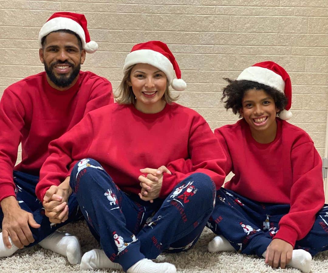 パトリックのインスタグラム：「僕と僕の家族からみんなへメリークリスマス。沢山の平和と絆を。Eu e minha Família queremos deseja a todos  um feliz natal, cheio de paz e união!!🙏😊 #merrychristmas  #Deusabencoe #feliznatal  #Familiaoliveira」