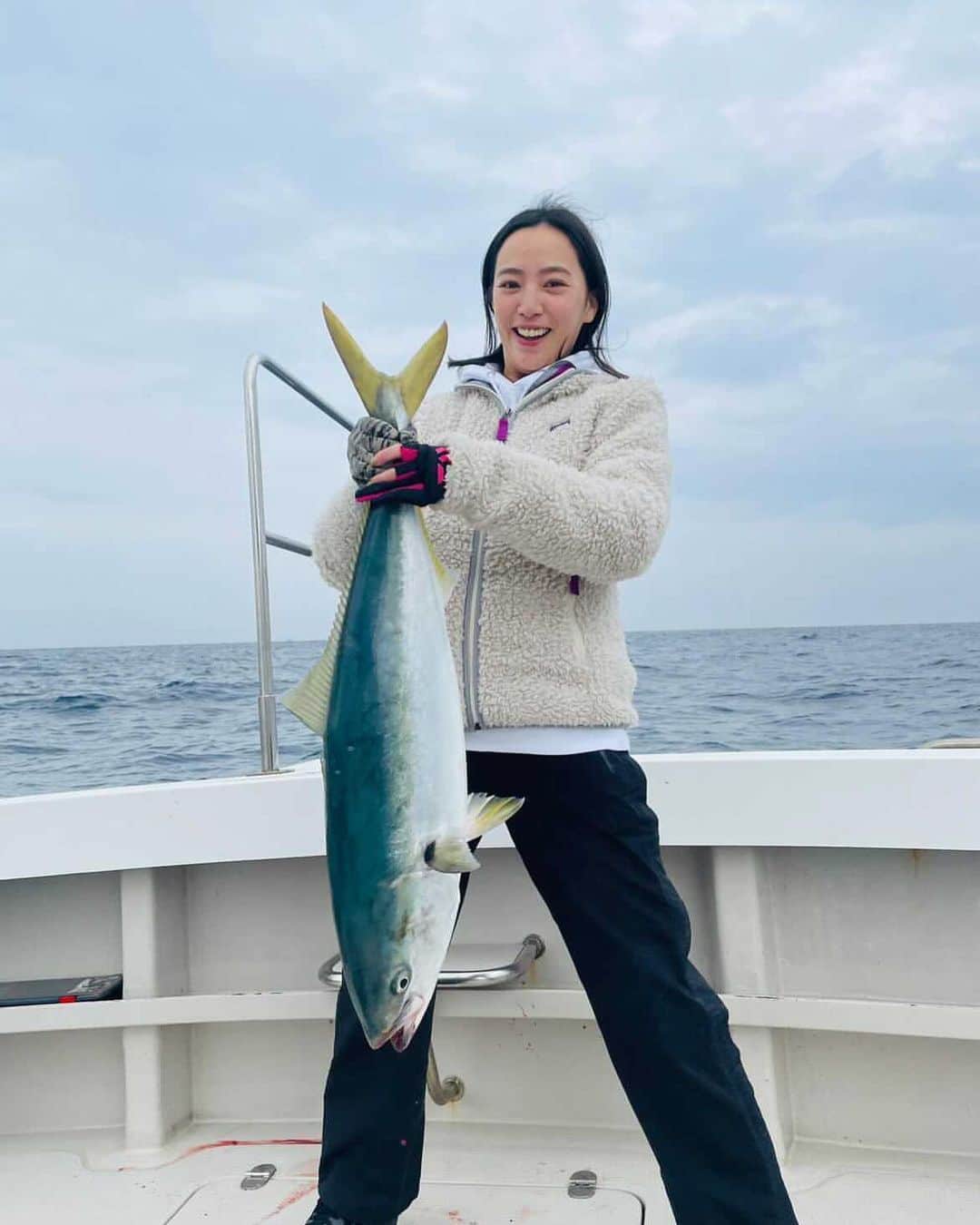 矢野由希子のインスタグラム：「電動ブリジギングというやつをしたよ🦭 イブなのに釣りですかって？ 色気もくそもないですねだって？ そうですよ。  #🎣 #ブリジギング #電動ありがとう #ブリ #ヤズ #アコウ #ヒラス #ヒラマサ #あかやがらも釣れたよ #釣り #釣りるれろ #ツリジョ #釣果グラム」