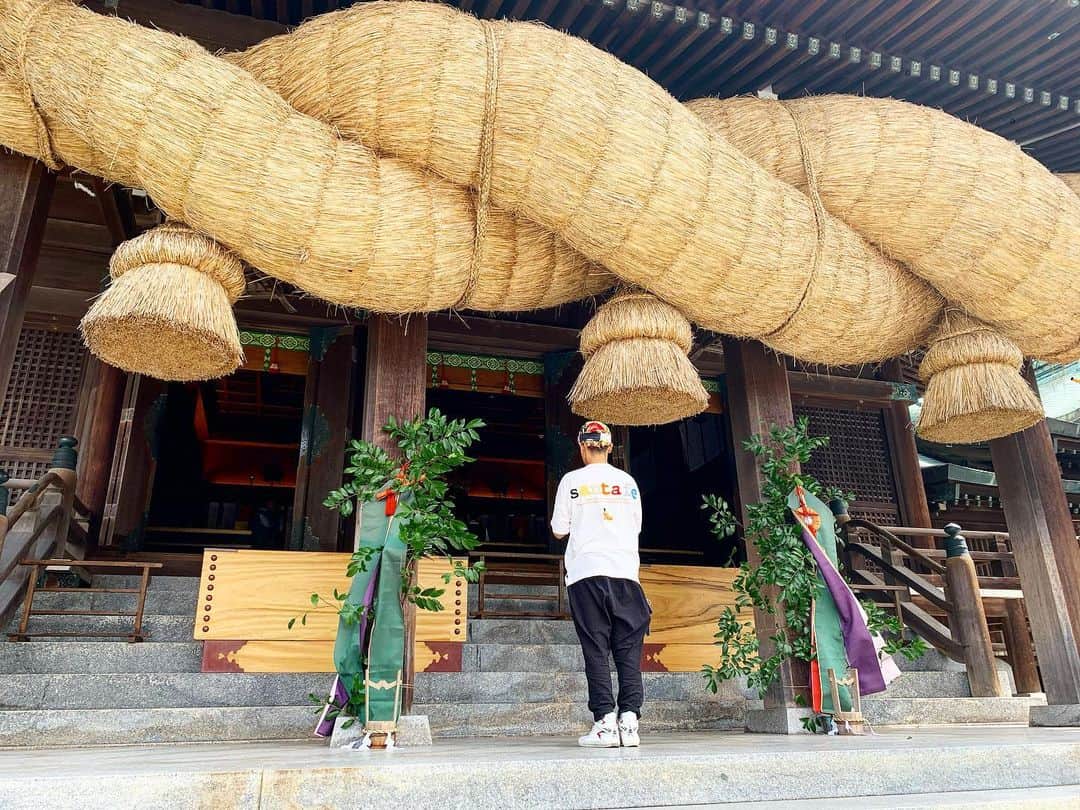 あっくんのインスタグラム：「#宮地嶽神社 のしめ縄。 凄いよね。 人が作ってるんだもんね。 圧巻ですよ。  #パワースポッチャー」