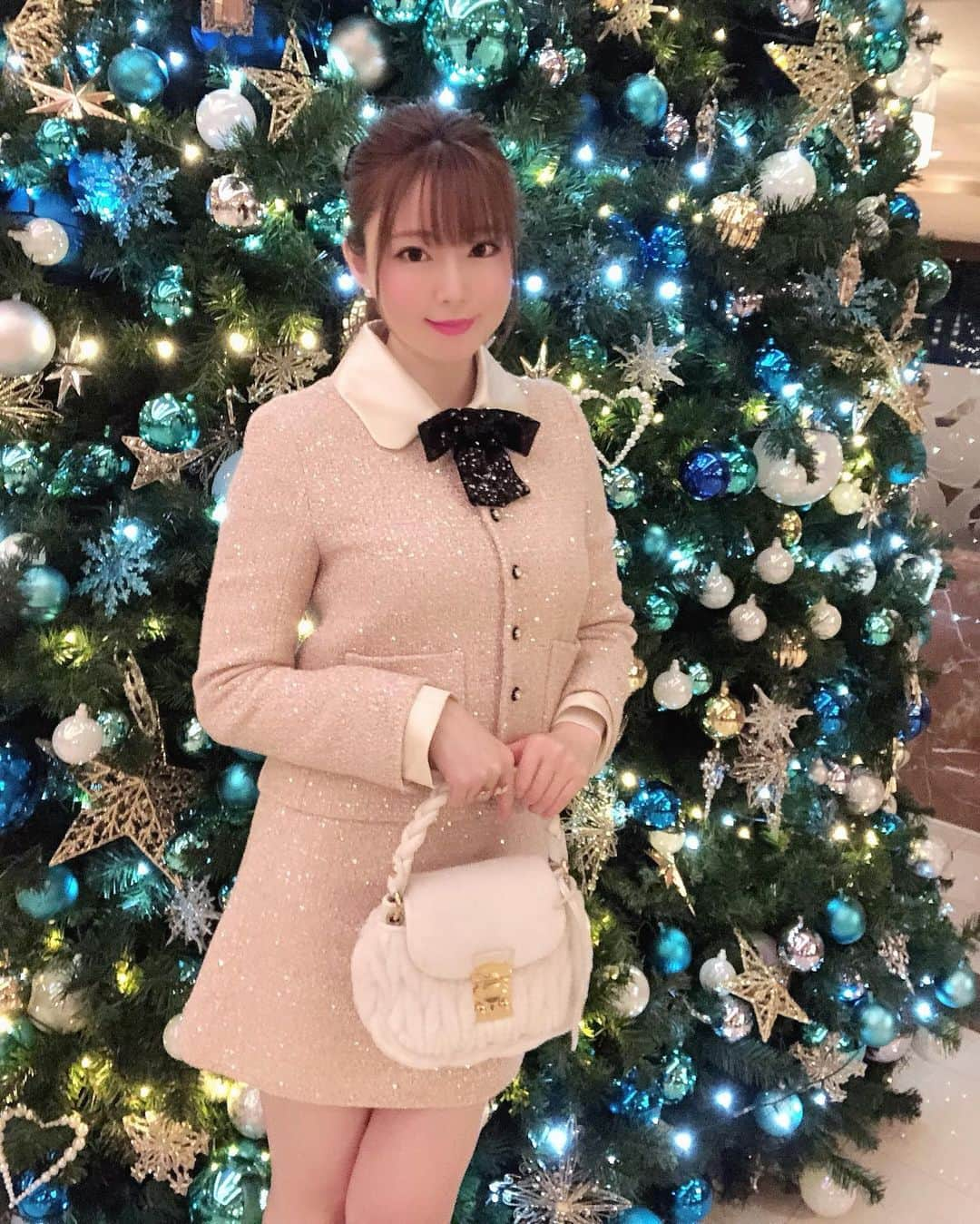 瑞咲まみさんのインスタグラム写真 - (瑞咲まみInstagram)「🎄🎅🌟 クリスマスイヴ〜❣️  メリークリスマスって言葉、 いつも24日に言うのか25日なのか どっちなんだろって毎年考えてる…🙄🤔  とりあえず、、 メリークリスマス〜🎅❤️🎄🧸  . . #ロイヤルパークホテル  #クリスマスツリー #ドゥパピヨン #ヴァンクリ #vca  #vancleefarpels  #ミュウミュウ #セットアップ #miumiu」12月24日 19時27分 - ma_09_mi