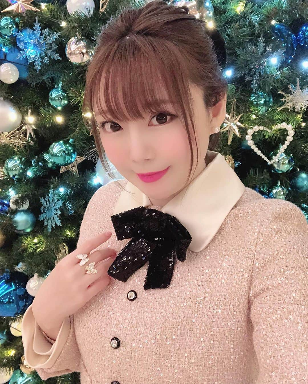 瑞咲まみのインスタグラム：「🎄🎅🌟 クリスマスイヴ〜❣️  メリークリスマスって言葉、 いつも24日に言うのか25日なのか どっちなんだろって毎年考えてる…🙄🤔  とりあえず、、 メリークリスマス〜🎅❤️🎄🧸  . . #ロイヤルパークホテル  #クリスマスツリー #ドゥパピヨン #ヴァンクリ #vca  #vancleefarpels  #ミュウミュウ #セットアップ #miumiu」