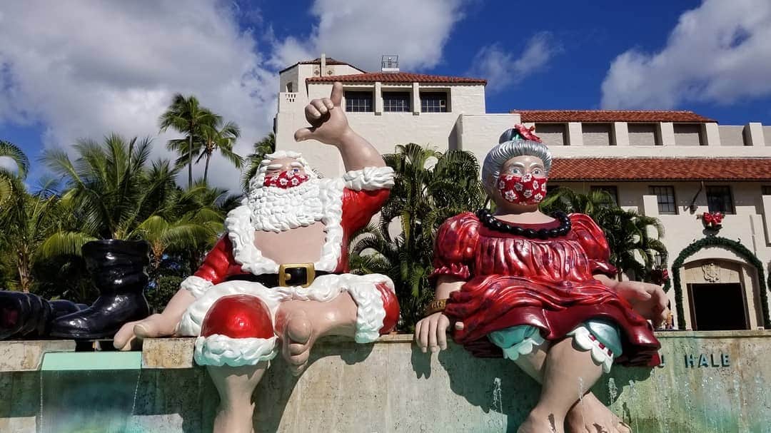 瀬川慶のインスタグラム：「Merry Christmas 2020 with Aloha and Mask! 　 マスク付けてもアロハなメリークリスマス！　 #hawaii #aloha #2020christmas #honoluluhale #Hawaiianchristmas #mrsanta #honolulu #covid19hawaii #ハワイ　#アロハ　#2020クリスマス　#ハワイアンクリスマス　#想定外な年　#ホノルルハレ」