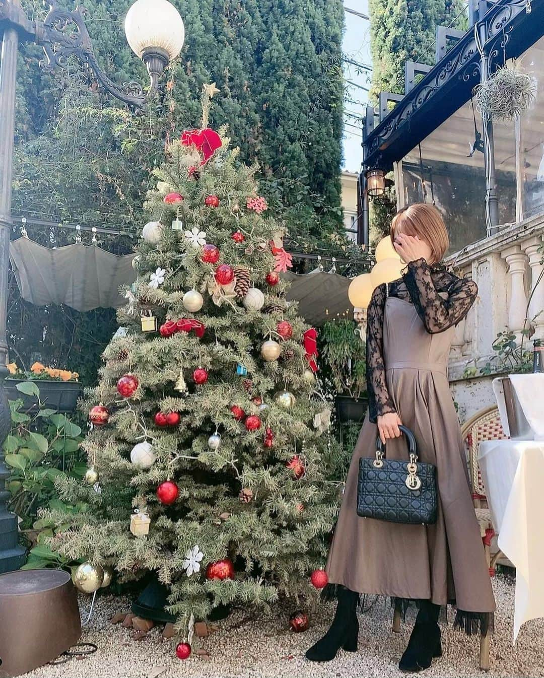 一ノ瀬恋さんのインスタグラム写真 - (一ノ瀬恋Instagram)「ツリーと私🎄❤ @emiriawiz_official の👗 ブラウンレザーのワンピが珍しくて一目惚れしたの🥺❤️❤️ . . #emiriawiz  #エミリアウィズ  #エミリア #ファッション #コーディネート#冬コーデ #ママコーデ #30代ファッション #大人女子 #ママスタグラム #ママライフ #令和2年ベビー #男の子のママ #新米ママ #ootd #fashion #Cordie」12月24日 19時28分 - mayu19900323