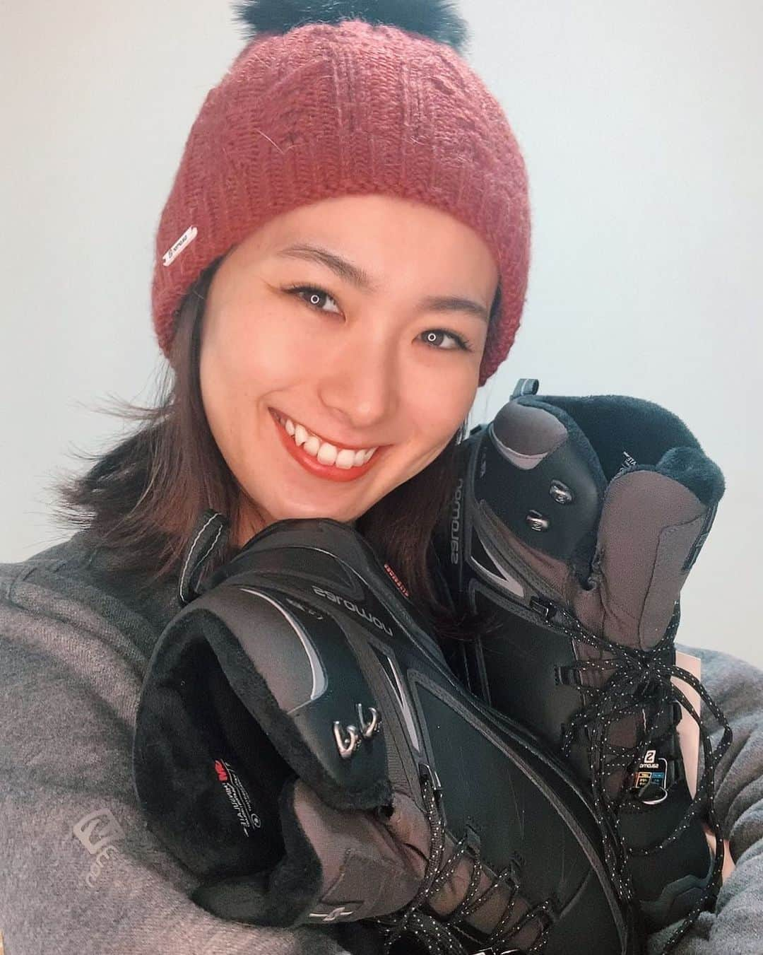 矢原里夏さんのインスタグラム写真 - (矢原里夏Instagram)「🎅🏻🎁﻿ from @salomon﻿ ﻿ 昨今、ファッションアイテムとしても市民権を得ているアウトドアシューズですが、実は持っていなかったハイキングシューズを頂きました！﻿ とっても暖かいし防水なのです◎﻿ 早速履いて…近所のカフェに行きました笑﻿ ﻿ ﻿ #xmas﻿ #SpecialThanx﻿ #Salomon﻿ #髪の毛半分に切りました﻿ ﻿ ﻿ ﻿ ﻿ #salomon #salomonambassador﻿  #runninggirl #running #marathon #trailrunning  #sportsgirl #fun #funrun #ランニング #ランニング女子 #スポーツ女子 #トレラン #トレラン女子 #マラソン #サロモン #ウルトラマラソン  #ヤハラリカ #アウトドア #rikayahara #スポーツ #サロモンアンバサダー  #ファンラン」12月24日 19時29分 - rika_yahara