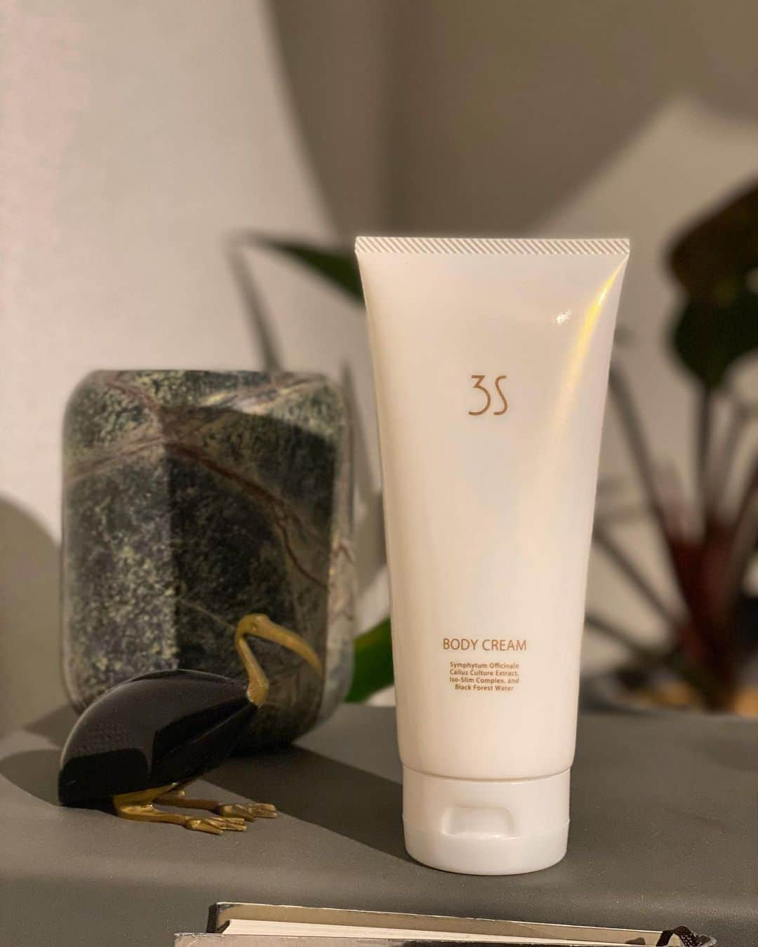 宮崎京のインスタグラム：「最近ギフトでいただいた、3Sボディクリーム  @3Sbeauty ✨    寒い季節、お手入れをサボりがちな私ですが…  お尻や太もも裏が冷えちゃうと、それが原因で脂肪が硬くなってセルライトに…😱💦  スリミング効果とセルライトのケア、保湿を兼ねて使ってみます💕  香りも優しくて、セルフケアしながら癒されるの間違いなし🥰  #京式  #ボディケア #3sボディクリーム #スリミング #セルライトケア #保湿 #お風呂上がり #運動の後にも」