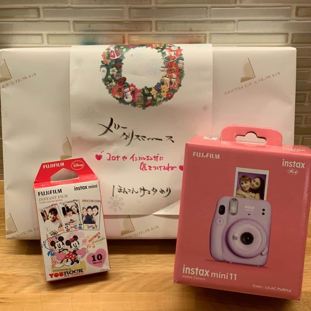 のインスタグラム：「今年もほんこんサンタさんが来ました☺️ありがとうございます。 もし今日サンタさんが来れない家があってもコロナもあるので遅れてでも、全ての子供達にサンタさんが来る事を願います☺️」