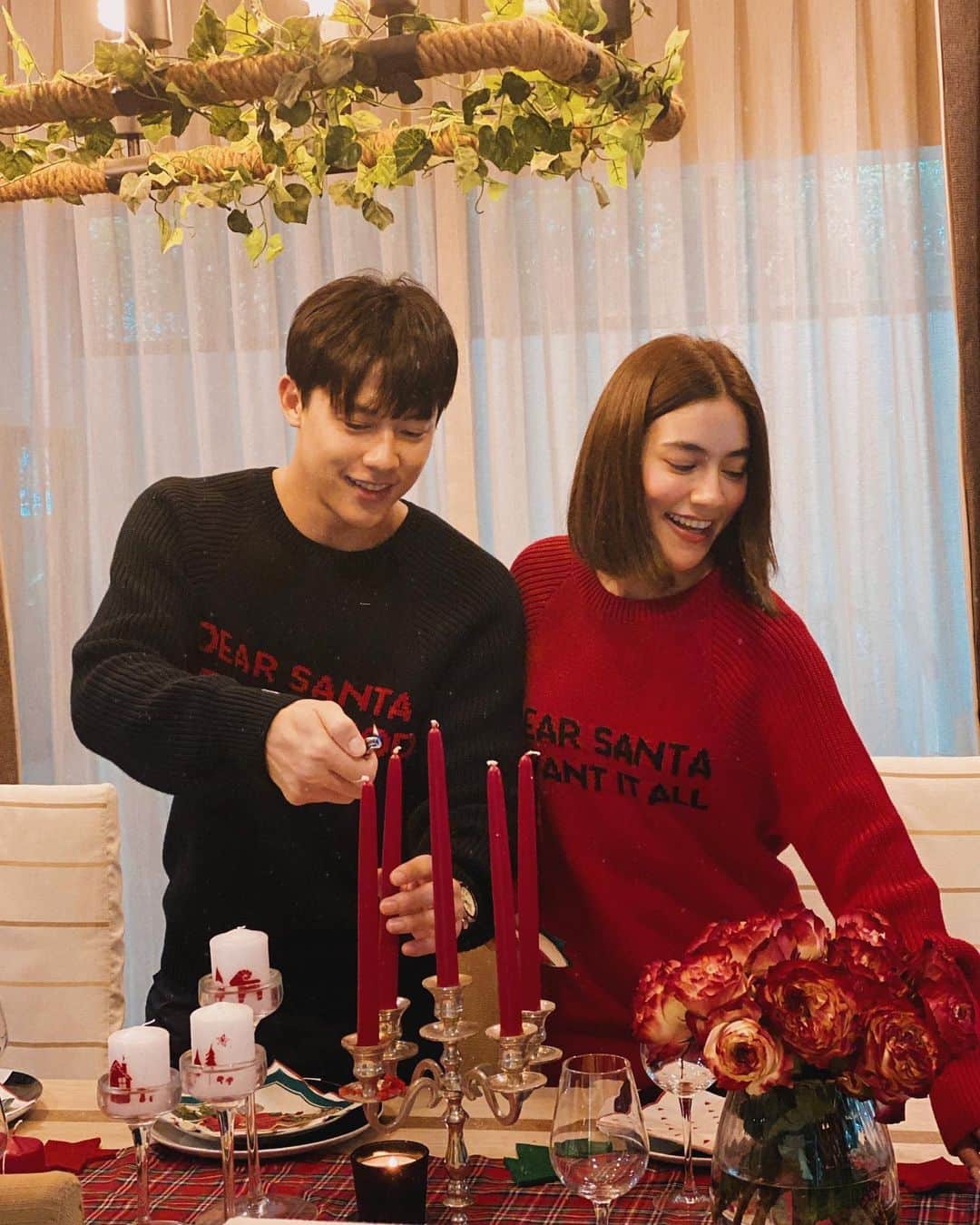 キンバリー・アン・ウォーテマス・ティアムシリのインスタグラム：「Merry Christmas Eve everyone! ♥️🐾🍷🎄🌹✨ 24.12.2020」