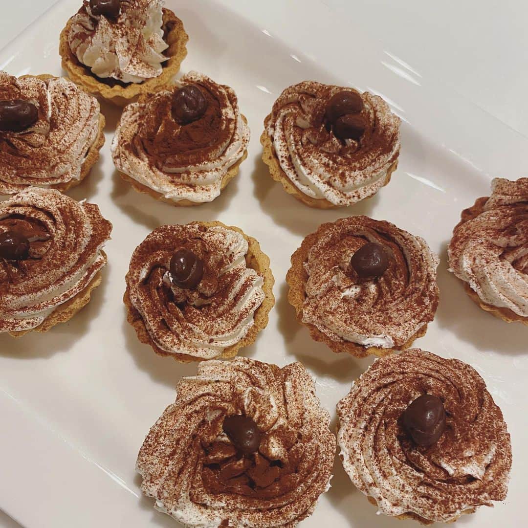 畑野ひろ子のインスタグラム：「デザートは、長女が担当🧁 少しずつ食べられる小さなチョコレートタルト🍫 ガナッシュを詰めた上に、生クリームを絞りココアパウダーを振って、、最後は麦チョコをのせたタルトです。  #デザート #おうちごはん #チョコレートタルト」