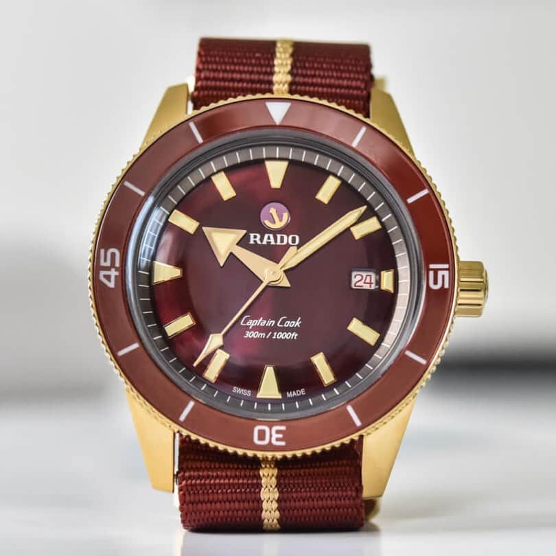 WATCHMANIAのインスタグラム：「@rado , whose name is usually associated with vintage design diving watches, has introduced the Captain Cook Bronze Burgundy model to watch lovers. Details and pricing on the web site. Link in bio.  Vintage tasarımlı dalış saatleri ile beğeni kazanan @rado , Captain Cook Bronze Burgundy modelini saat severlerin beğenisine sundu. Detaylar ve fiyat bilgisi sitede. Link bioda.」