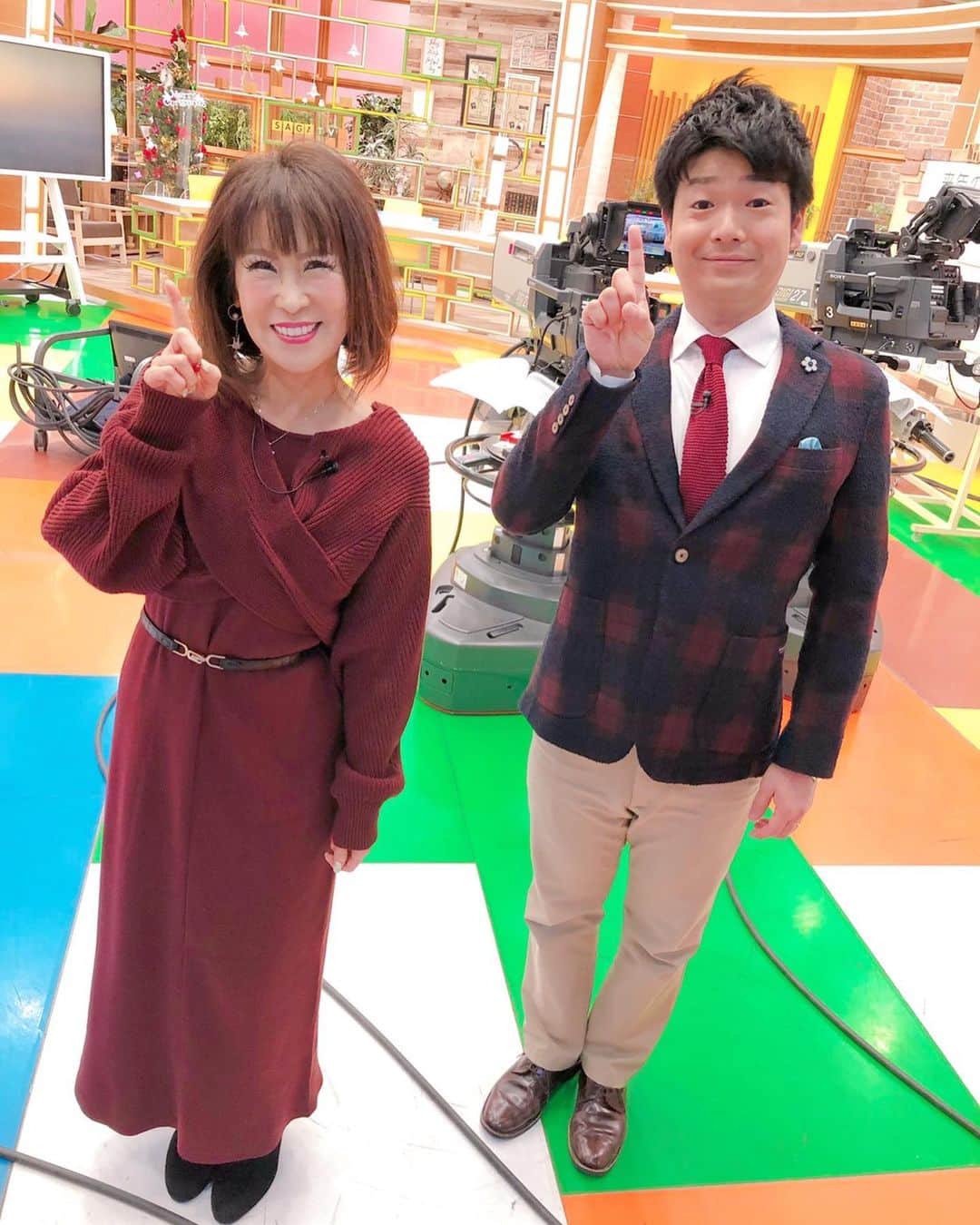 岩本初恵さんのインスタグラム写真 - (岩本初恵Instagram)「今年最後のサガテレビ みんなでクリスマスケーキ 食べ過ぎましたが 幸せ  女子会になりました 生放送中なのに 食べてばかりで 反省二秒です  今から帰って ライブ配信 伝え方、喋り方 そして年末年始の 気をつける 素敵な話をしまーす  オンラインサロンは １４期生の募集は 来年の１月5日からに なります  もう１４期生 すごい皆様との出会いに なりました  来年お待ちしております 皆様素敵な クリスマスイブを お過ごし下さいね  オンラインサロンの情報は インスタのプロフィールの リンクから ご覧いただけます  そしてYouTubeチャンネル はっちゃんアカデミーも 大好評です  仕事や恋愛 人間関係を 上手くできるコツ お金持ちになる方法 成功法など たくさんの学びを アップしてます  はっちゃんアカデミーも インスタのプロフィールの リンクから ご覧いただけます^_^ ぜひご覧くださいね  #サガテレビ  #佐賀 #クリスマスイブ #クリスマスケーキ #チーズケーキ 手作り #チーズケーキ #食べ過ぎ  #美味しい #生放送 #今日のコーデ #愛しとーと #コラーゲン #テレビ #私服 #ファッション #ユーチューバー #はっちゃんアカデミー #youtuber好きな人と繋がりたい #チャンネル登録 #ユーチューブ #経営者 #オンラインサロン #aishitoto #fun #fashion #tv #smile #YouTube #youtuber」12月24日 19時37分 - hatsue_iwamoto