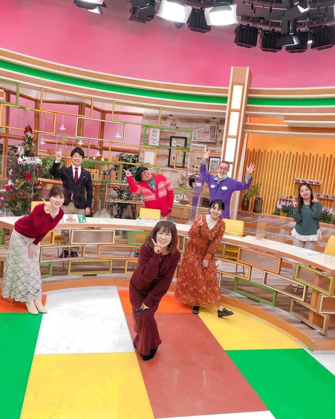 岩本初恵さんのインスタグラム写真 - (岩本初恵Instagram)「今年最後のサガテレビ みんなでクリスマスケーキ 食べ過ぎましたが 幸せ  女子会になりました 生放送中なのに 食べてばかりで 反省二秒です  今から帰って ライブ配信 伝え方、喋り方 そして年末年始の 気をつける 素敵な話をしまーす  オンラインサロンは １４期生の募集は 来年の１月5日からに なります  もう１４期生 すごい皆様との出会いに なりました  来年お待ちしております 皆様素敵な クリスマスイブを お過ごし下さいね  オンラインサロンの情報は インスタのプロフィールの リンクから ご覧いただけます  そしてYouTubeチャンネル はっちゃんアカデミーも 大好評です  仕事や恋愛 人間関係を 上手くできるコツ お金持ちになる方法 成功法など たくさんの学びを アップしてます  はっちゃんアカデミーも インスタのプロフィールの リンクから ご覧いただけます^_^ ぜひご覧くださいね  #サガテレビ  #佐賀 #クリスマスイブ #クリスマスケーキ #チーズケーキ 手作り #チーズケーキ #食べ過ぎ  #美味しい #生放送 #今日のコーデ #愛しとーと #コラーゲン #テレビ #私服 #ファッション #ユーチューバー #はっちゃんアカデミー #youtuber好きな人と繋がりたい #チャンネル登録 #ユーチューブ #経営者 #オンラインサロン #aishitoto #fun #fashion #tv #smile #YouTube #youtuber」12月24日 19時37分 - hatsue_iwamoto