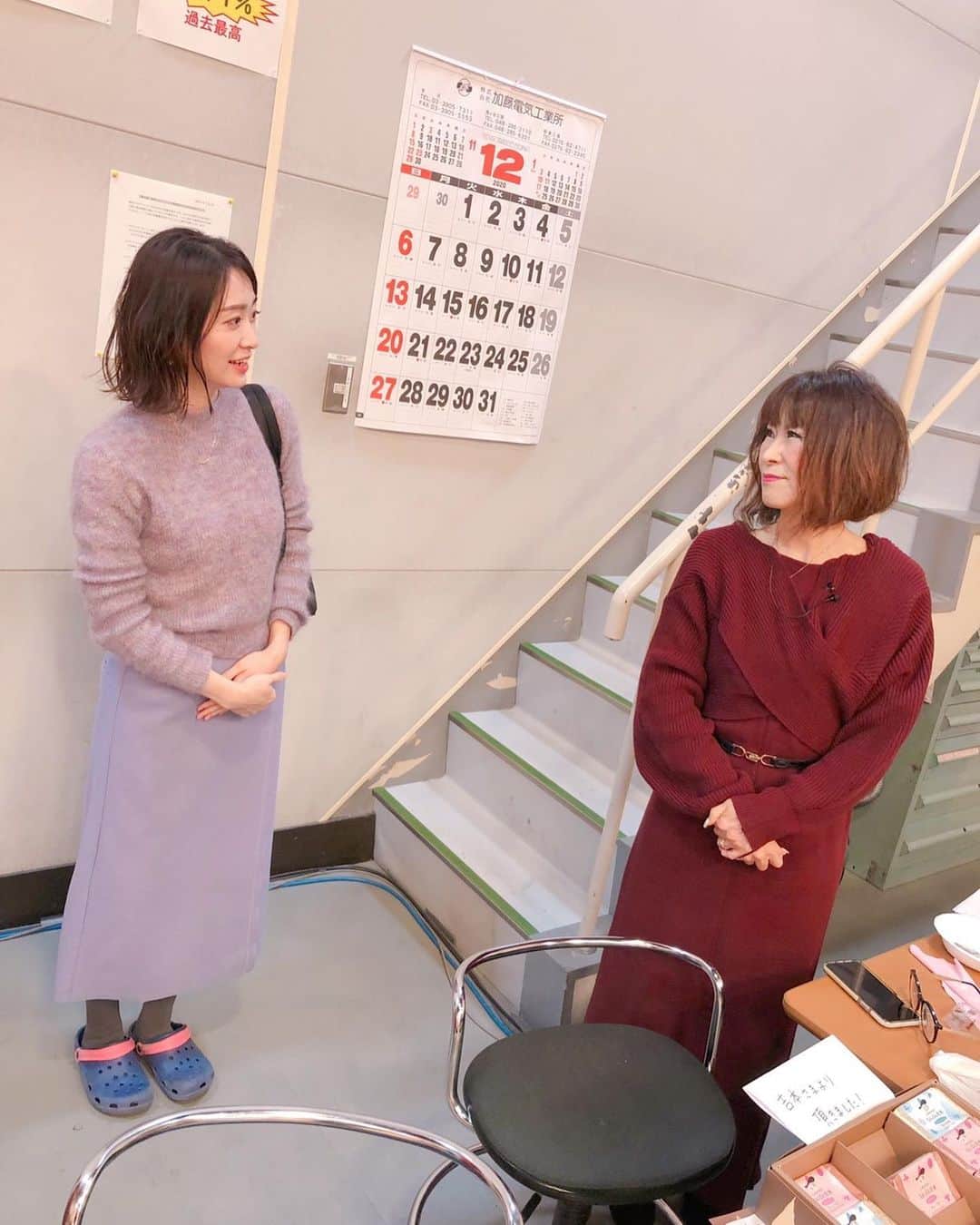 岩本初恵さんのインスタグラム写真 - (岩本初恵Instagram)「今年最後のサガテレビ みんなでクリスマスケーキ 食べ過ぎましたが 幸せ  女子会になりました 生放送中なのに 食べてばかりで 反省二秒です  今から帰って ライブ配信 伝え方、喋り方 そして年末年始の 気をつける 素敵な話をしまーす  オンラインサロンは １４期生の募集は 来年の１月5日からに なります  もう１４期生 すごい皆様との出会いに なりました  来年お待ちしております 皆様素敵な クリスマスイブを お過ごし下さいね  オンラインサロンの情報は インスタのプロフィールの リンクから ご覧いただけます  そしてYouTubeチャンネル はっちゃんアカデミーも 大好評です  仕事や恋愛 人間関係を 上手くできるコツ お金持ちになる方法 成功法など たくさんの学びを アップしてます  はっちゃんアカデミーも インスタのプロフィールの リンクから ご覧いただけます^_^ ぜひご覧くださいね  #サガテレビ  #佐賀 #クリスマスイブ #クリスマスケーキ #チーズケーキ 手作り #チーズケーキ #食べ過ぎ  #美味しい #生放送 #今日のコーデ #愛しとーと #コラーゲン #テレビ #私服 #ファッション #ユーチューバー #はっちゃんアカデミー #youtuber好きな人と繋がりたい #チャンネル登録 #ユーチューブ #経営者 #オンラインサロン #aishitoto #fun #fashion #tv #smile #YouTube #youtuber」12月24日 19時37分 - hatsue_iwamoto