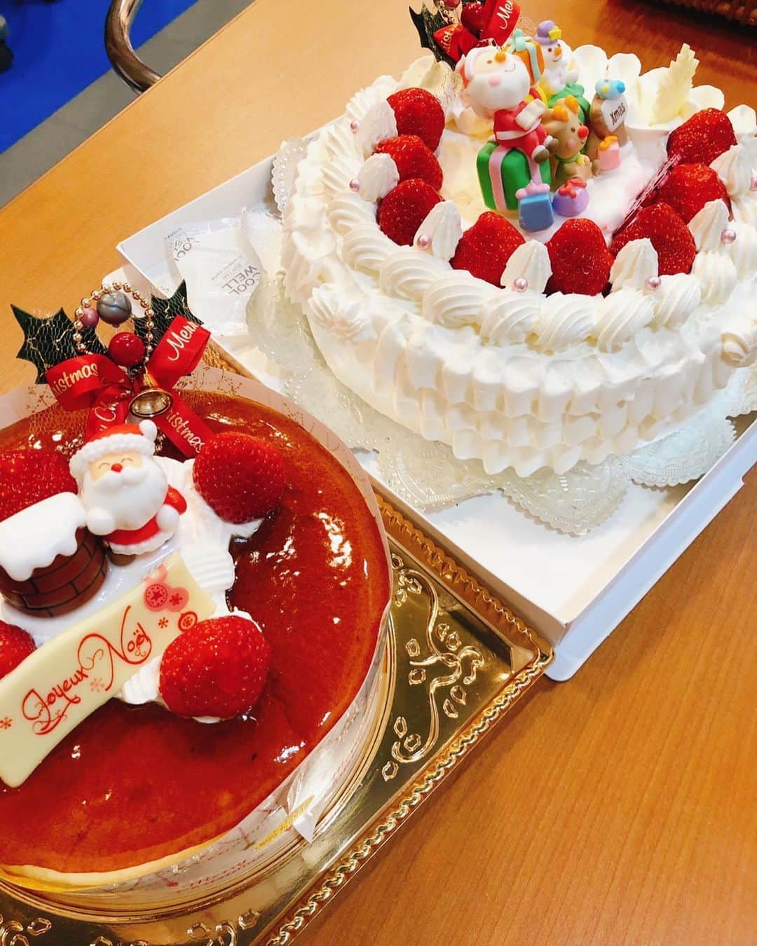 岩本初恵さんのインスタグラム写真 - (岩本初恵Instagram)「今年最後のサガテレビ みんなでクリスマスケーキ 食べ過ぎましたが 幸せ  女子会になりました 生放送中なのに 食べてばかりで 反省二秒です  今から帰って ライブ配信 伝え方、喋り方 そして年末年始の 気をつける 素敵な話をしまーす  オンラインサロンは １４期生の募集は 来年の１月5日からに なります  もう１４期生 すごい皆様との出会いに なりました  来年お待ちしております 皆様素敵な クリスマスイブを お過ごし下さいね  オンラインサロンの情報は インスタのプロフィールの リンクから ご覧いただけます  そしてYouTubeチャンネル はっちゃんアカデミーも 大好評です  仕事や恋愛 人間関係を 上手くできるコツ お金持ちになる方法 成功法など たくさんの学びを アップしてます  はっちゃんアカデミーも インスタのプロフィールの リンクから ご覧いただけます^_^ ぜひご覧くださいね  #サガテレビ  #佐賀 #クリスマスイブ #クリスマスケーキ #チーズケーキ 手作り #チーズケーキ #食べ過ぎ  #美味しい #生放送 #今日のコーデ #愛しとーと #コラーゲン #テレビ #私服 #ファッション #ユーチューバー #はっちゃんアカデミー #youtuber好きな人と繋がりたい #チャンネル登録 #ユーチューブ #経営者 #オンラインサロン #aishitoto #fun #fashion #tv #smile #YouTube #youtuber」12月24日 19時37分 - hatsue_iwamoto
