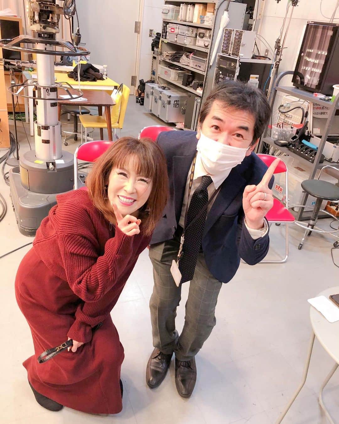 岩本初恵さんのインスタグラム写真 - (岩本初恵Instagram)「今年最後のサガテレビ みんなでクリスマスケーキ 食べ過ぎましたが 幸せ  女子会になりました 生放送中なのに 食べてばかりで 反省二秒です  今から帰って ライブ配信 伝え方、喋り方 そして年末年始の 気をつける 素敵な話をしまーす  オンラインサロンは １４期生の募集は 来年の１月5日からに なります  もう１４期生 すごい皆様との出会いに なりました  来年お待ちしております 皆様素敵な クリスマスイブを お過ごし下さいね  オンラインサロンの情報は インスタのプロフィールの リンクから ご覧いただけます  そしてYouTubeチャンネル はっちゃんアカデミーも 大好評です  仕事や恋愛 人間関係を 上手くできるコツ お金持ちになる方法 成功法など たくさんの学びを アップしてます  はっちゃんアカデミーも インスタのプロフィールの リンクから ご覧いただけます^_^ ぜひご覧くださいね  #サガテレビ  #佐賀 #クリスマスイブ #クリスマスケーキ #チーズケーキ 手作り #チーズケーキ #食べ過ぎ  #美味しい #生放送 #今日のコーデ #愛しとーと #コラーゲン #テレビ #私服 #ファッション #ユーチューバー #はっちゃんアカデミー #youtuber好きな人と繋がりたい #チャンネル登録 #ユーチューブ #経営者 #オンラインサロン #aishitoto #fun #fashion #tv #smile #YouTube #youtuber」12月24日 19時37分 - hatsue_iwamoto