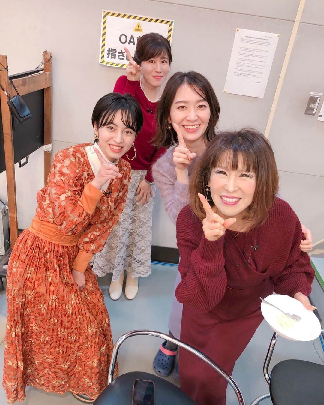 岩本初恵さんのインスタグラム写真 - (岩本初恵Instagram)「今年最後のサガテレビ みんなでクリスマスケーキ 食べ過ぎましたが 幸せ  女子会になりました 生放送中なのに 食べてばかりで 反省二秒です  今から帰って ライブ配信 伝え方、喋り方 そして年末年始の 気をつける 素敵な話をしまーす  オンラインサロンは １４期生の募集は 来年の１月5日からに なります  もう１４期生 すごい皆様との出会いに なりました  来年お待ちしております 皆様素敵な クリスマスイブを お過ごし下さいね  オンラインサロンの情報は インスタのプロフィールの リンクから ご覧いただけます  そしてYouTubeチャンネル はっちゃんアカデミーも 大好評です  仕事や恋愛 人間関係を 上手くできるコツ お金持ちになる方法 成功法など たくさんの学びを アップしてます  はっちゃんアカデミーも インスタのプロフィールの リンクから ご覧いただけます^_^ ぜひご覧くださいね  #サガテレビ  #佐賀 #クリスマスイブ #クリスマスケーキ #チーズケーキ 手作り #チーズケーキ #食べ過ぎ  #美味しい #生放送 #今日のコーデ #愛しとーと #コラーゲン #テレビ #私服 #ファッション #ユーチューバー #はっちゃんアカデミー #youtuber好きな人と繋がりたい #チャンネル登録 #ユーチューブ #経営者 #オンラインサロン #aishitoto #fun #fashion #tv #smile #YouTube #youtuber」12月24日 19時37分 - hatsue_iwamoto