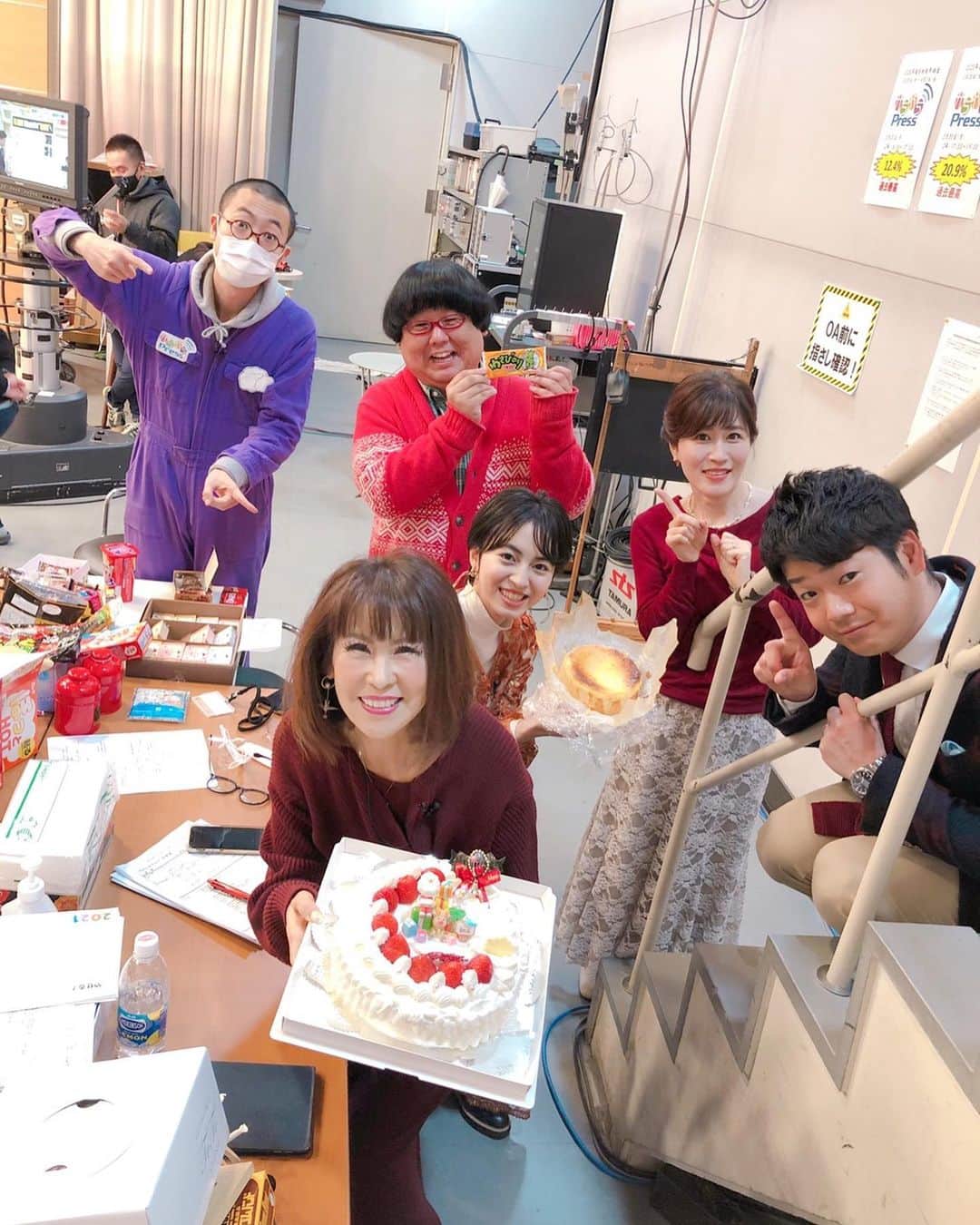 岩本初恵さんのインスタグラム写真 - (岩本初恵Instagram)「今年最後のサガテレビ みんなでクリスマスケーキ 食べ過ぎましたが 幸せ  女子会になりました 生放送中なのに 食べてばかりで 反省二秒です  今から帰って ライブ配信 伝え方、喋り方 そして年末年始の 気をつける 素敵な話をしまーす  オンラインサロンは １４期生の募集は 来年の１月5日からに なります  もう１４期生 すごい皆様との出会いに なりました  来年お待ちしております 皆様素敵な クリスマスイブを お過ごし下さいね  オンラインサロンの情報は インスタのプロフィールの リンクから ご覧いただけます  そしてYouTubeチャンネル はっちゃんアカデミーも 大好評です  仕事や恋愛 人間関係を 上手くできるコツ お金持ちになる方法 成功法など たくさんの学びを アップしてます  はっちゃんアカデミーも インスタのプロフィールの リンクから ご覧いただけます^_^ ぜひご覧くださいね  #サガテレビ  #佐賀 #クリスマスイブ #クリスマスケーキ #チーズケーキ 手作り #チーズケーキ #食べ過ぎ  #美味しい #生放送 #今日のコーデ #愛しとーと #コラーゲン #テレビ #私服 #ファッション #ユーチューバー #はっちゃんアカデミー #youtuber好きな人と繋がりたい #チャンネル登録 #ユーチューブ #経営者 #オンラインサロン #aishitoto #fun #fashion #tv #smile #YouTube #youtuber」12月24日 19時37分 - hatsue_iwamoto