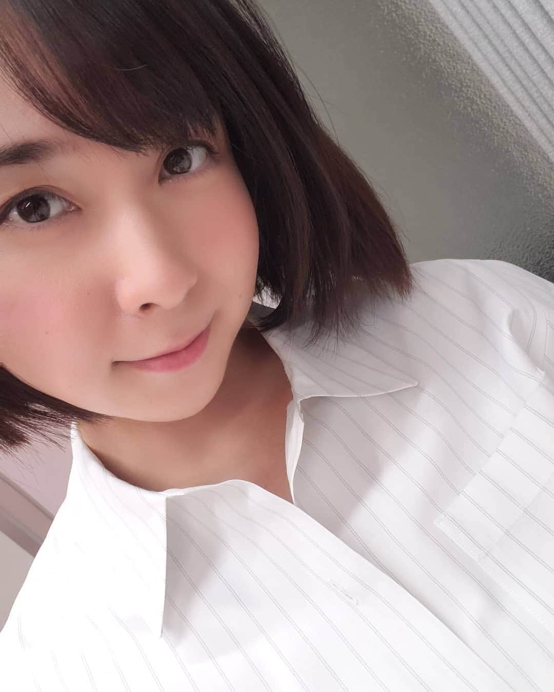 柚月美穂のインスタグラム：「#randompic  . . た〜_(:3 」∠ )_  今日で撮影納かな〜🎥？ 無事一日を終えたので 一段落。 あと少ーしだけ お仕事残っていますが ひとまず 今年もお疲れ様でした~❄️ . . あとは 本当に外出を極力避け 年末年始を迎えたいと思います。 . 今年はこんな状況だからね 実家にも帰省しないよ。 また皆でワイワイ集まれる事を願って*•｡.* ﾟ* . . さーて！ 帰ったら力を振り絞り Xmasっポイ物を少しは作ろうと思います🎄🍽️ みんなは今日と明日どっちに 🎄🎅🍰食べる派なの？ . . 素敵なChristmas♡EVE をお過ごしください~*•｡.* ﾟ* . . #Xmas #Christmas #Japanese #Actor #cameraman #camerawoman #picoftheday #instagood #fashion #happy #followme #follow #art #me #instadaily #style #photography #fun #instalike #igersInstagrammers #photo #tokyo #japan」