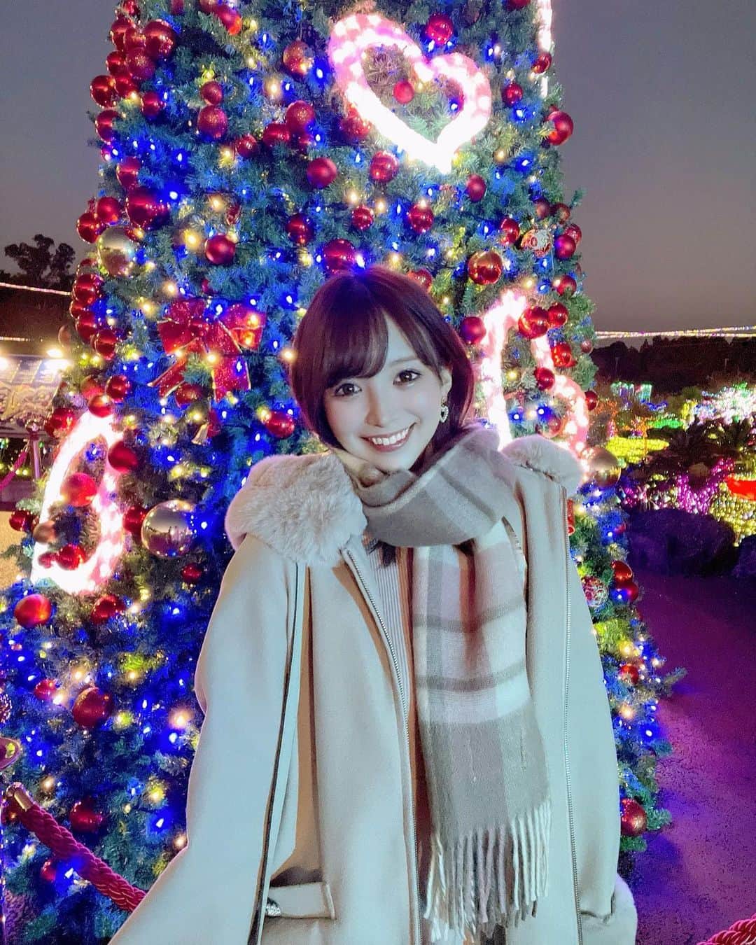 八鍬里美さんのインスタグラム写真 - (八鍬里美Instagram)「Merry X'mas🎄🎅 かわいいハートのツリーの前で❤︎ イルミネーションは見れなかったのでツリーの前で写真だけ🤣❤︎ みなさま素敵なクリスマスを...🥰 . #クリスマス#イルミネーション#クリスマスツリー#クリスマスイヴ」12月24日 19時38分 - satomi_yakuwa