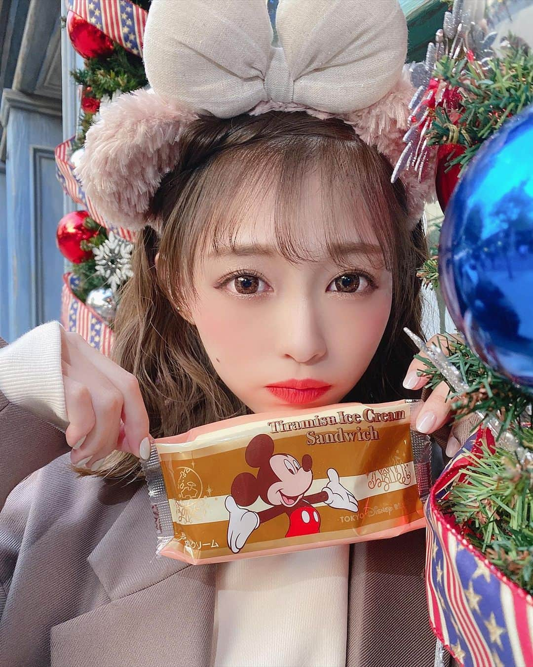 りなてぃさんのインスタグラム写真 - (りなてぃInstagram)「﻿ ﻿ ﻿ Merry Christmas🎄🎅🏻❄️🥂🍗♥️﻿ ﻿ ディズニー行ったときの...📸♡﻿ なんと今年もサンタさんがきた〜🎅🏻嬉しい〜😭🥺﻿ ﻿ ﻿ 今日はなーんにも気にせず﻿ 美味しいものを食べれて最高にしあわせなり...😢💓﻿ ﻿ ﻿ ﻿ みなさん素敵なクリスマスを...😌♡﻿ 昨日の投稿、今日の投稿﻿ コメント返していくから待っててね♥️﻿ ﻿ ﻿ ﻿ #make #makeup #メイク#メイクアップ﻿ #カラコン #ootd #outfit #coordinate﻿ #コスメ好き  #自まつ毛メイク #りなてぃー ﻿ ﻿ ﻿ そして明日はいよいよ！﻿ ﻿ @merue_official から﻿ ﻿ 大人気の2アイテムが再入荷🙊！！﻿ ﻿ merue × Christmas の想いが﻿ みなさんに届いてますように...😌💓﻿ ﻿ ﻿ ﻿ ﻿ ﻿ ﻿」12月24日 19時41分 - rinatea_25