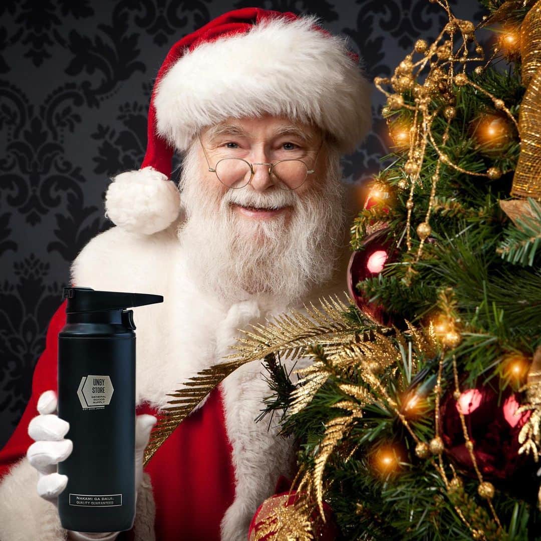 UNBY GENERAL GOODS STOREのインスタグラム：「HO.HO.HO‼️ Merry Christmas eve🎅  みなさま、クリスマスイブですね。 みなさまとストーリー上でかけぬけたクリスマス相談室も100問を迎え、ハイライトにすべておさまりました‼️ありがとうございます‼️ 可愛い質問ばかりで、UNBYストアにプレゼントを探しにいらっしゃるお客さまのために、来年もかっこよく、UNBYらしい視点であつめた良プロダクトで店を盛り盛りにするぞ‼️と決意が湧き上がってきました。あと、たくさんのご質問に答えながら、年齢、性別、さまざまな方にプレゼントが出来るなあ、というのも感じました。(わが店ながら☺️) まだハイライト見てないなぁ、とか全部は見てなーい、の方も、みなさまがそれぞれにプレゼントしたい方がいるしあわせなハイライトになっています。ぜひご覧くださいね。 UNBYフォロワーのみなさま‼️ メリークリスマス(イブ)🥂 すてきな夜を😘 . . . . . . #unby #stanley #スタンレーボトル  @stanley_brand  @stanley_jp  #unbygeneralgoodsstore  #アンバイジェネラルグッズストア #unbybestgiftlist  #クリスマスギフト #クリスマスプレゼント #🎅　#🤶　#🎁 #朱肉売れたかな」