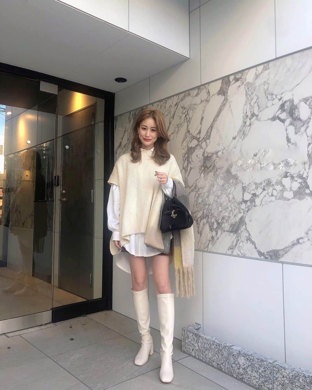 のインスタグラム：「𝑓𝑎𝑠ℎ𝑖𝑜𝑛 ♡ 白ばっかり👼🏻  tops @maison_de_lyla  shirts @grl_official  bottoms @snidel_official  boots @____pisica  scarf @acnestudios  bag @prada  . .  #maisondelyla #grl #グレイル #prada #snidel #acnestudios #ootd#outfit#mylook#fashion#プチプラコーデ #今日のコーデ#きょコ #154cmコーデ#おチビコーデ #チビコーデ #シンプルコーデ#カジュアルコーデ#お洒落さんと繋がりたい #着回しコーデ  #冬コーデ #あおぞら私服」