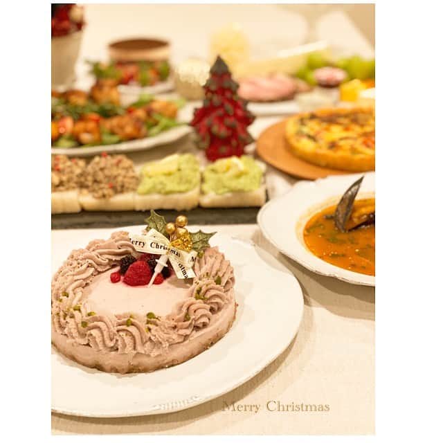 前田ゆかのインスタグラム：「Merry Christmas✳︎Eve  今年は初めてヴィーガンケーキを オーダー！  ヴィーガンではないんですけどね、 グルテンフリーだったのでオーダーしてみました♡  みなさんも Happy Chistmas⭐︎  #クリスマスイブ #ファミリークリスマス」