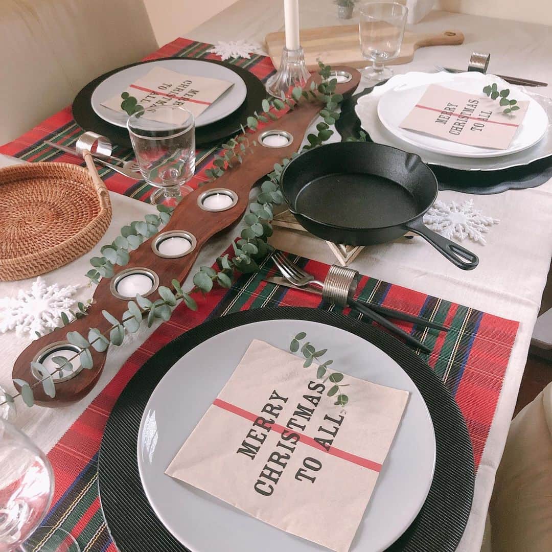 小畑由香里のインスタグラム：「✤  🎄✨Merry X'mas✨🎄  イヴ•*¨*•.¸¸☆*･ﾟ  今夜はパパ不在😂 (タイミング合わず…仕方ない)  だけど、 子供達とクリスマスは ちゃんとやりたくて🎄🌟  用意してあった鶏の丸焼きは お正月料理に飽きた頃に 出してみようかと考え中w  なので、今日は 前日から しっかり下味をつけておいた 手羽焼きに🐓 子供達の反応もとてもよくて 食べやすくて美味しいって♡  よきよき😌  2種のピザも キタアカリじゃがいもも 最高に美味しかった〜  って、今日イブじゃんね。 明日はクリスマス… どーしよー と、 今から焦る私😅  皆様、 HappyMerryChristmas🌟  #クリスマス#christmas#christmasdinner #yukariのcucina #slcreations」
