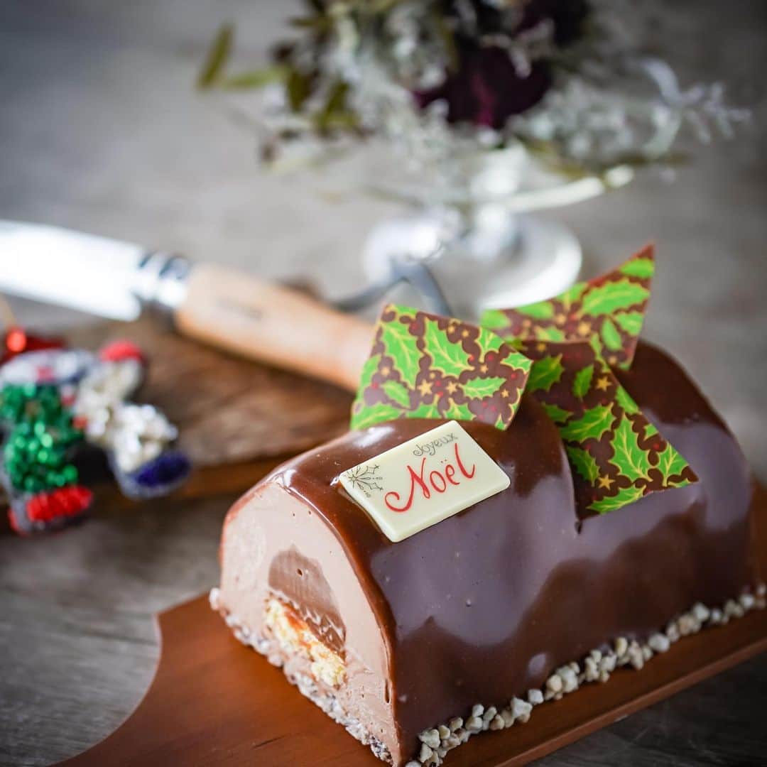 ひとみのインスタグラム：「・ ・ 今年のクリスマスケーキは大好きな @eyriey_chocolat のケーキ🥺💓  わたし専用😛  昼間は子供達と毎年夫が頑張ったご褒美に貰える、岡山の県庁通りにある、老舗のSchlossgasse MOZARTのケーキでパーティーをしたので、今年は1日に２つも味わえてラッキー😍  サンタ業務は夫に任せたので、母は子供達と早く休むとしましょう🤪  皆様良いクリスマスをお過ごし下さい🎄🎁✨ ・ ・」