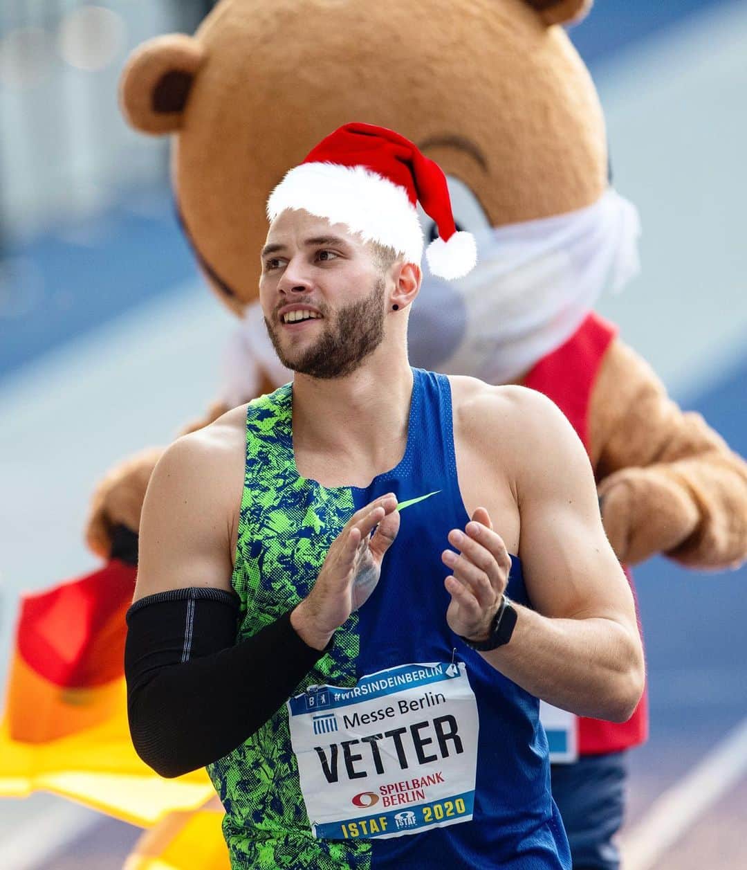 ヨハネス・ベターのインスタグラム：「Merry Christmas!🎅🏼🚀 #VetterWurf #merrychristmas #christmas #athlete #throwing #santa #javelin  📸 @istaf_berlin / Kamera 4」
