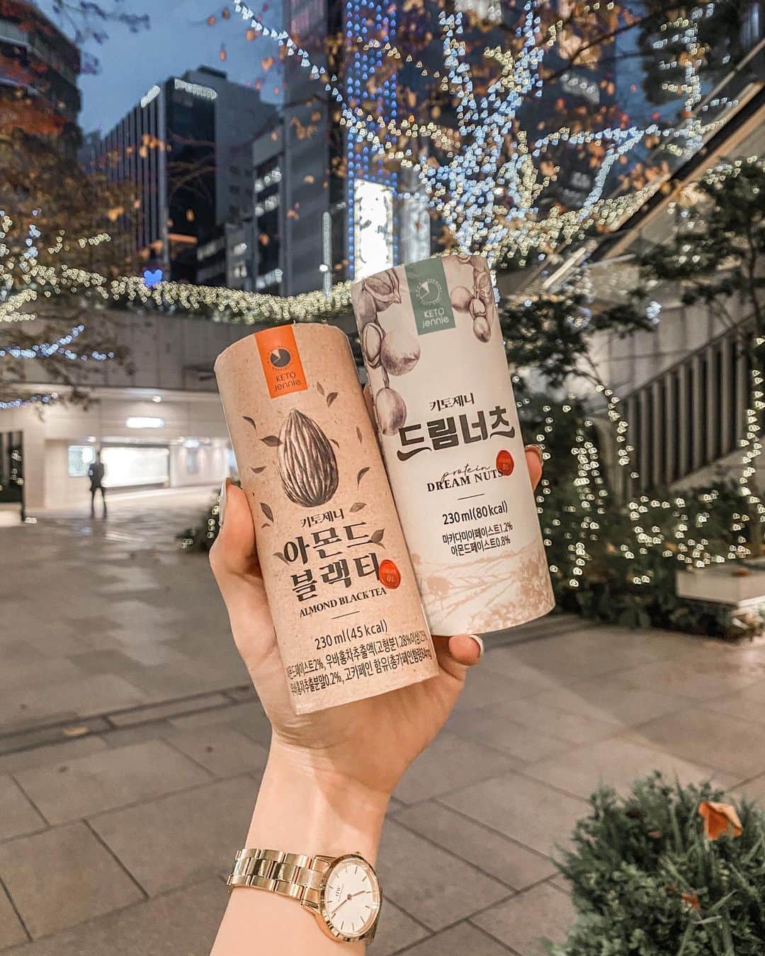 みちかさんのインスタグラム写真 - (みちかInstagram)「韓国のコンビニとかで売ってるダイエットサポートドリンク#KETOjennie を頂いたので飲んでみました🤍  これ超低カロリーで、2枚目で私がオフィスで飲んでるアーモンドブラックティーはたったの45kcalしかなくて糖類もゼロ！👍あっためて飲んでも冷やして飲んでも美味しいしめちゃくちゃ美味しい😉✨  もうひとつのドリームナッツっていう方も糖類ゼロで80kcalしかないのにほんのり甘くて美味しいしダイエットにぴったり！  今後日本のコンビニで気軽に買えるようになったらいいな〜！これだったらストレスフリーでダイエット出来そう♡ @ketojennie_japan  #ketojennielife #mctオイル #糖質制限おやつ #ダイエット #ダイエットメニュー #ダイエット記録 #ダイエット方法 #ダイエット生活 #ダイエットレシピ #韓国料理 #韓国ファッション #韓国コスメ #韓国旅行 #韓国ヘア #韓国コーデ #韓国メイク #韓国グルメ #韓国情報 #韓国スキンケア #韓国好きな人と繋がりたい #韓国通販 #PR」12月24日 19時57分 - michi3117