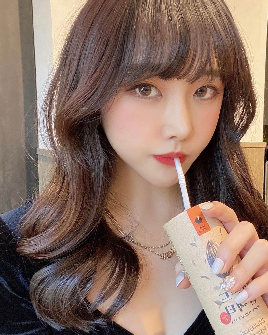 みちかさんのインスタグラム写真 - (みちかInstagram)「韓国のコンビニとかで売ってるダイエットサポートドリンク#KETOjennie を頂いたので飲んでみました🤍  これ超低カロリーで、2枚目で私がオフィスで飲んでるアーモンドブラックティーはたったの45kcalしかなくて糖類もゼロ！👍あっためて飲んでも冷やして飲んでも美味しいしめちゃくちゃ美味しい😉✨  もうひとつのドリームナッツっていう方も糖類ゼロで80kcalしかないのにほんのり甘くて美味しいしダイエットにぴったり！  今後日本のコンビニで気軽に買えるようになったらいいな〜！これだったらストレスフリーでダイエット出来そう♡ @ketojennie_japan  #ketojennielife #mctオイル #糖質制限おやつ #ダイエット #ダイエットメニュー #ダイエット記録 #ダイエット方法 #ダイエット生活 #ダイエットレシピ #韓国料理 #韓国ファッション #韓国コスメ #韓国旅行 #韓国ヘア #韓国コーデ #韓国メイク #韓国グルメ #韓国情報 #韓国スキンケア #韓国好きな人と繋がりたい #韓国通販 #PR」12月24日 19時57分 - michi3117