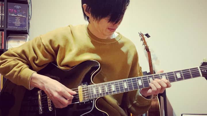 柴崎浩のインスタグラム：「🎅🎄 #merrychristmas  #threedotsguitars #柴崎浩 #shibasakihiroshi #guitar #guitarist #abingdonboysschool #wands」