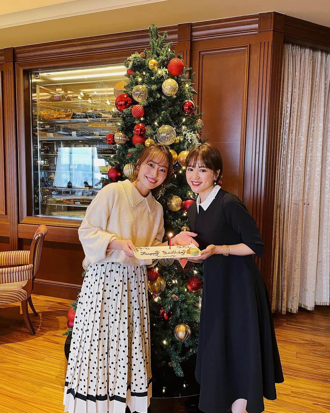 小祝麻里亜のインスタグラム：「クリスマスランチをしにまいちゃんと🥰🎄　ゆったりした空間で2人でワイワイ楽しんできました💗お祝いもしてもらっちゃった🥲✨✨ありがとう❣️  またたくさん写真撮ったから、お付き合いください❤️  みなさん良いクリスマスイヴを…✨✨🌟🎅2枚目の動画はクリスマスを感じられるかも🎁」