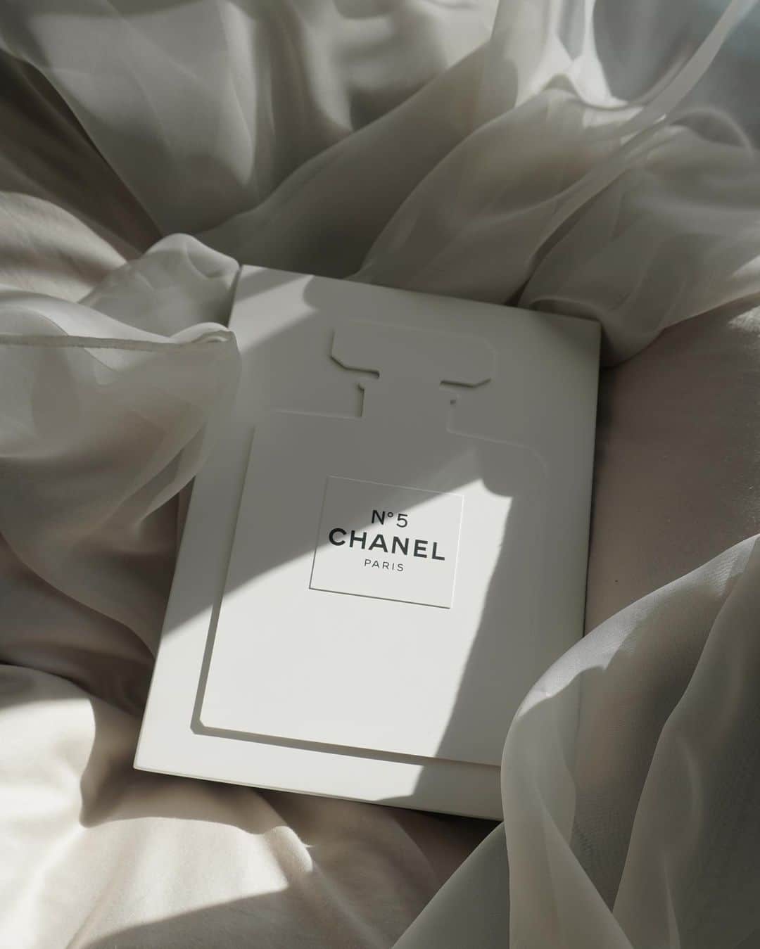 JUNNAさんのインスタグラム写真 - (JUNNAInstagram)「@chanel.beauty  いつも本当にわくわくさせてくれる... 💛 💛 💛 #chanel #chanelmakeup #chanelno5 #perfume」12月24日 19時50分 - junna
