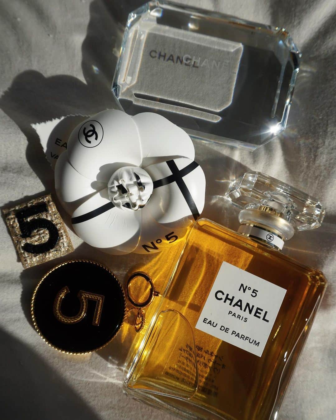 JUNNAのインスタグラム：「@chanel.beauty  いつも本当にわくわくさせてくれる... 💛 💛 💛 #chanel #chanelmakeup #chanelno5 #perfume」
