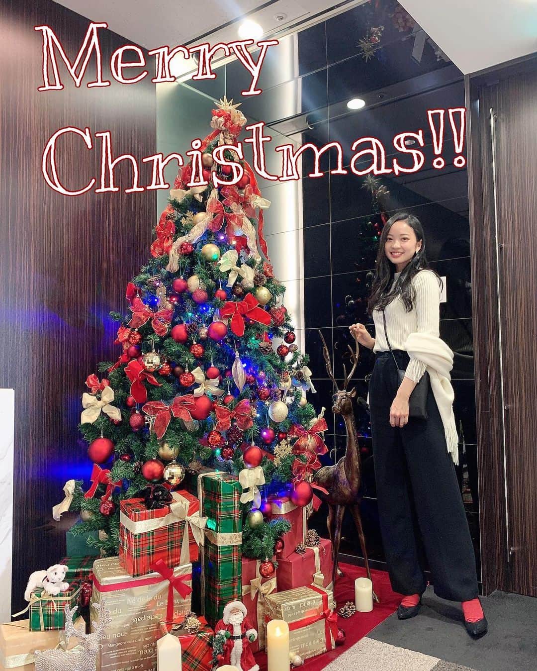 川瀬莉子さんのインスタグラム写真 - (川瀬莉子Instagram)「. 事務所にあるクリスマスツリーがとっても可愛い🥰 お気に入りはスマートなトナカイ🎄」12月24日 19時51分 - kawase_riko_official