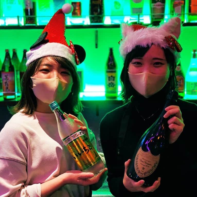 のインスタグラム：「【ガルディロックスは独り身の味方🎄】  本日、 来店時に“恋人いないんです"と申告してくれた方全員に ウェルカムスパークリングワイン1杯プレゼント！  もちろんグループでご来店もOK  堂々と言おう！  #カナちゃんとあすか #メリークリスマス  #バーガルディロックス」