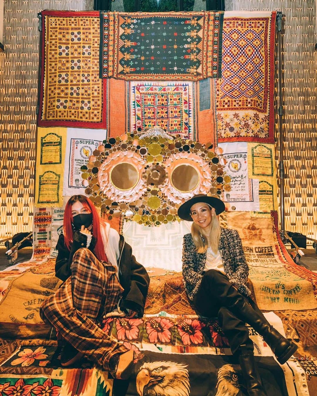 si ouxのインスタグラム：「.﻿ キングさんのエキシビジョン“Great Conjunction展”にて！﻿場所は10月にできたばかりの外資系ホテル、新宿KIMPTON HOTELの16階ホール。﻿ ﻿ ものすごい”抜けた”場所にKiNGさんによるパワフルな作品たちが大鎮座。光が倍々に反響していく感じが拝みたくなる空間でした！日光入ったら絶対やばそう。﻿ ﻿ pic1~4 @kaikiyamanaka」