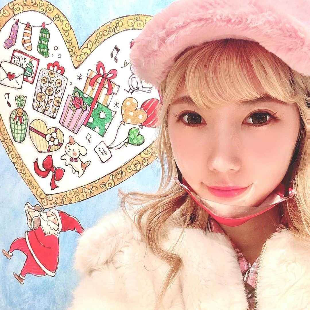 りんか社長のインスタグラム：「メリークリスマス🎁🎄🎅🤶🧑‍🎄✨✨ さっきメディアの取材陣が言ってました。2020年は本当に信じられないくらい災難があったけど、本当に良い一年でした、と。  私もホント同じ感想です。 本当にいい一年だったと思います。  確かにいろんな災難があって、もうそれは本当に信じられないくらいの災難でした。 ここで言葉にできないくらいのことがありました。  でも、本当にこの一年。 振り返ってみて、色々な雑誌に出してもらって、Yahooトップニュースに何回も出て テレビにも出演したご縁で、河本さんのYouTubeをプロデュースすることになって、 目まぐるしく一年を駆け抜けました。  そして、来年早々に、芸能界の常識をぶっ壊す！本当に今までの集大成をやってやるぞ！と本気で考えていることがあります。  是非楽しみにしていてください。 貴方も幸せになりますよ✨✨  それでは！！  メリークリスマス🎄🎅🎁✨✨  #メリクリ #メリークリスマス #めりーくりすます  #merrychristmas」