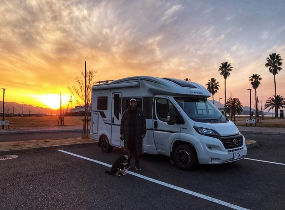 ラファエレ・ティモシーのインスタグラム：「Thank you @rooming_systems for allowing my family and I to travel safely in our little bubble. Spent a couple days in their amazing RV! Check them out for your next trip around Japan 😆🙌🏽 #RMS #RVJapan #キャンピングカー」