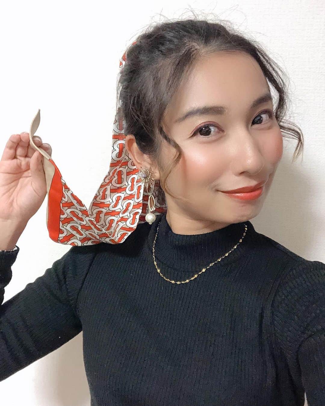 エマ中岡優姫のインスタグラム：「素敵なプレゼント 届いた〜❤️ まじ嬉しい✨ 雨でちょっと 髪の毛がまとまりないのは 許して🤣🙏w #バーバリー  #burberry  #クリスマスプレゼント  #素敵なサンタさん  #男の子ママ」
