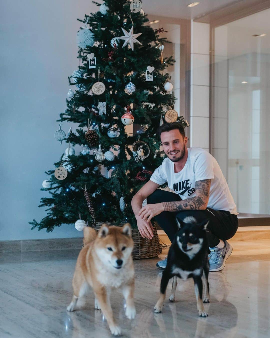 サウル・ニゲスさんのインスタグラム写真 - (サウル・ニゲスInstagram)「Feliz navidad a todos!!🎄 Felices fiestas ❤️」12月24日 19時53分 - saulniguez