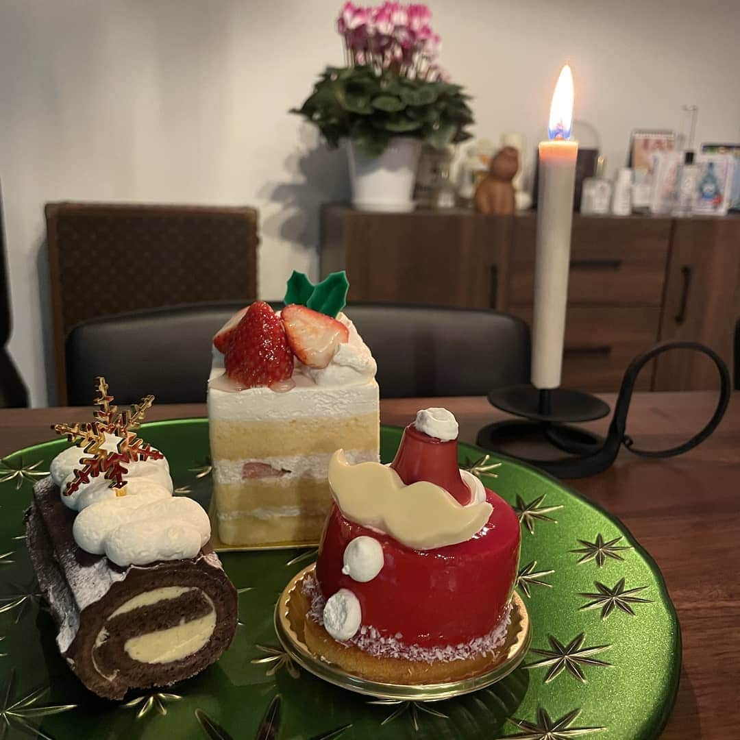 前園真聖さんのインスタグラム写真 - (前園真聖Instagram)「クリスマスは家でゆっくりと過ごしながらケーキを食べる幸せ😊 #クリスマス #ケーキ #大森和蝋燭屋」12月24日 19時53分 - maezono_masakiyo