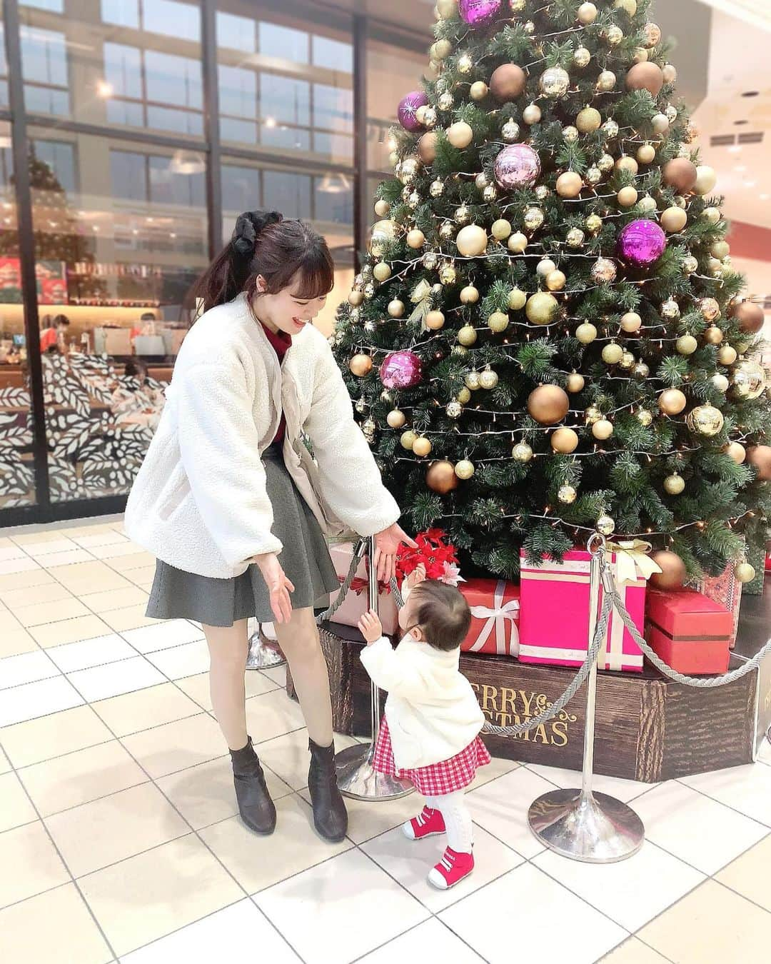 めぇたんさんのインスタグラム写真 - (めぇたんInstagram)「こんばんは💕 クリスマスイブ、いかがお過ごしですか😍🎄 娘へのプレゼントは何が欲しいか分からず、 まだ買っていなかったのですが 今日お買い物ついでにおもちゃ屋さんに行くと ニコニコ手放さないものがあったので それを買ってきました🎁 全然クリスマスプレゼントらしくなくて これでいいの…って感じですが（笑） めちゃくちゃ喜んでたので良かったかな😂💦 (また詳しくブログに載せます♡) . そんな今日は二人して真っ白モコモコ⛄️💗 赤も入れて、ほんのりクリスマスを意識しました🎅🏻🎄 私のモコモコは @kobe_lettuce の✳︎ リバーシブルでウエストのところがキュッと出来て あったかいのでよく着ています🥰 . 素敵なクリスマスになりますように💫 . #クリスマスプレゼント #クリスマスイブ #クリスマスツリー #ボアコート #ユニクロ #UNIQLO #ユニクロベビー #snidel #スナイデル #コンビミニ #ベビー服 #リンクコーデ #アウター (K938)：#神戸レタス #タイアップ #関西ママ #女の子ベビー #女の子ママ #1歳1ヶ月」12月24日 19時54分 - menmi_pink