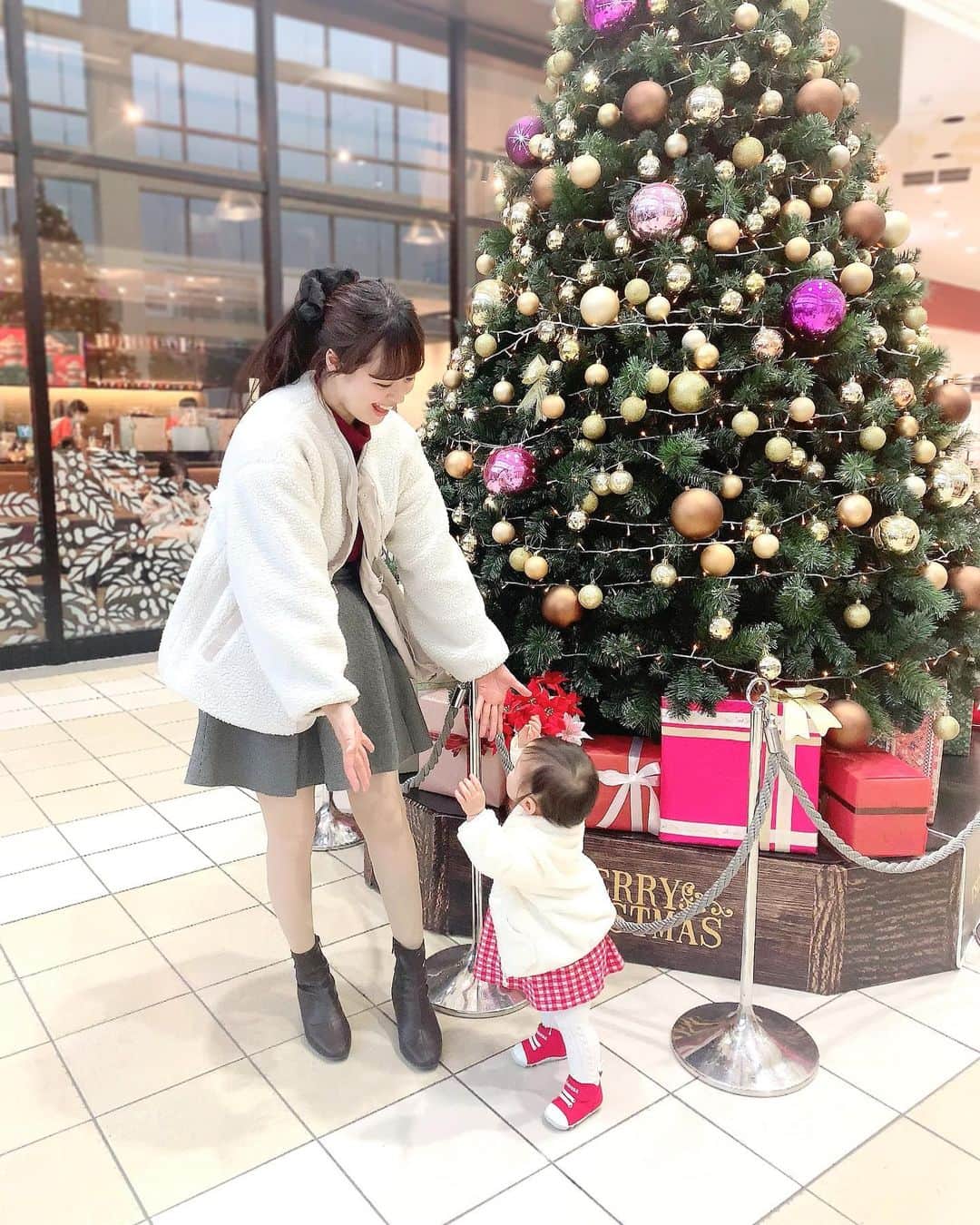 めぇたんのインスタグラム：「こんばんは💕 クリスマスイブ、いかがお過ごしですか😍🎄 娘へのプレゼントは何が欲しいか分からず、 まだ買っていなかったのですが 今日お買い物ついでにおもちゃ屋さんに行くと ニコニコ手放さないものがあったので それを買ってきました🎁 全然クリスマスプレゼントらしくなくて これでいいの…って感じですが（笑） めちゃくちゃ喜んでたので良かったかな😂💦 (また詳しくブログに載せます♡) . そんな今日は二人して真っ白モコモコ⛄️💗 赤も入れて、ほんのりクリスマスを意識しました🎅🏻🎄 私のモコモコは @kobe_lettuce の✳︎ リバーシブルでウエストのところがキュッと出来て あったかいのでよく着ています🥰 . 素敵なクリスマスになりますように💫 . #クリスマスプレゼント #クリスマスイブ #クリスマスツリー #ボアコート #ユニクロ #UNIQLO #ユニクロベビー #snidel #スナイデル #コンビミニ #ベビー服 #リンクコーデ #アウター (K938)：#神戸レタス #タイアップ #関西ママ #女の子ベビー #女の子ママ #1歳1ヶ月」