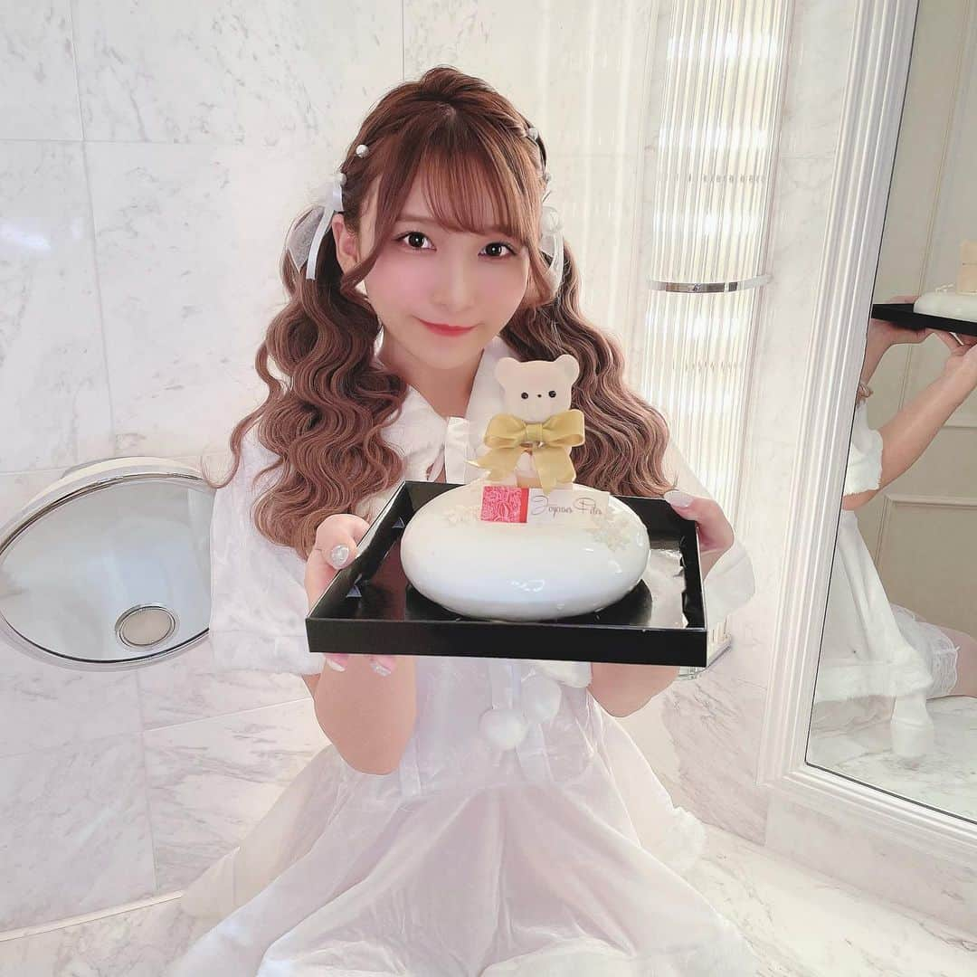 長嶋優里のインスタグラム：「♡ ． メリークリスマス🎄🎁❄️️ ． ． ホテルザマンハッタンで クリパ女子会した🧸🎂🤍 ． ． ． #ホテルザマンハッタン #クリパ #クリパ女子会 #クリスマス #cristmas #xmas #白サンタ #ホワイトクリスマス #ルアンジュ東京 #louangetokyo #クリスマスケーキ ． ♡」