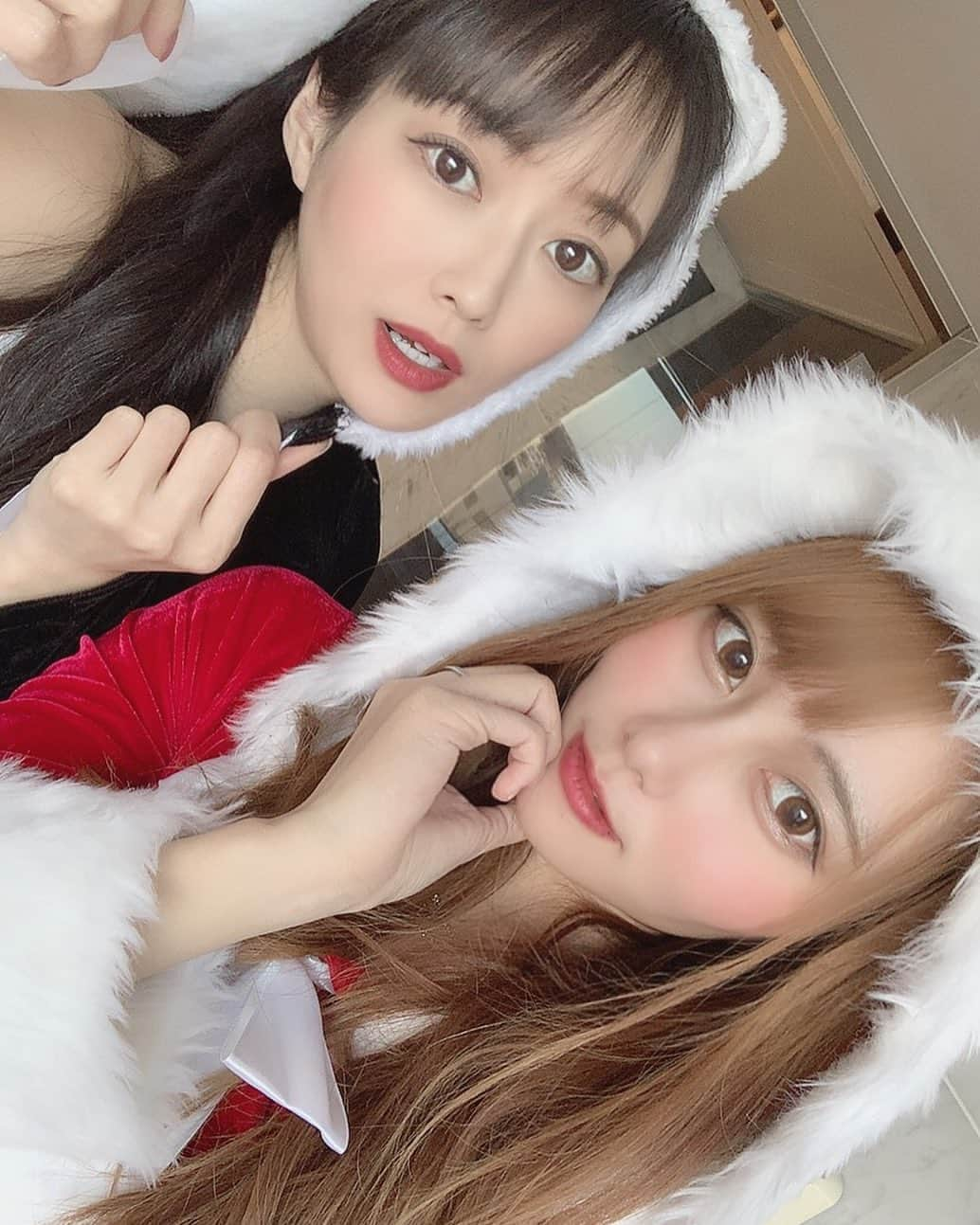 吉山りささんのインスタグラム写真 - (吉山りさInstagram)「🎄メリークリスマス🎅🏻 #mom & #daughter   ✨✨✨  😴小さい時寝たフリして  薄目でサンタさん来るの待ってた☺️💕  でもがんばっても いつも寝ちゃって  起きると枕元にプレゼントあった🎁😚✨  嬉しかったなぁ〜💓  今夜は1人ラーメン🍜食べます😍（笑）   #メリークリスマス #merrychristmas #🎄 #🎅🏻 #りさんた #サンタコス #サンタさん #🎅 #コスプレ #コスチューム #santaclaus   #吉山りさ #シングルマザー #singlemomlife #xmas #christmas  #family #hotel #photography #lovelove」12月24日 19時55分 - oreorerisa