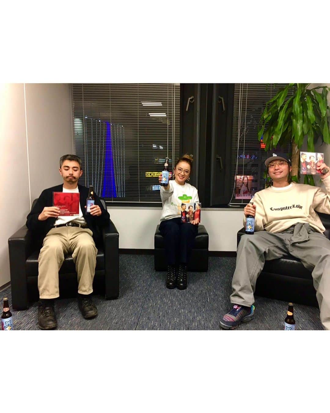 ZEN-LA-ROCKのインスタグラム：「🎄本日🎄 『TOKYO LUV』の7inch発売に加えて、まさかの限定200setで『TOKYO LUV BEER』も発売します🍻🍺🍻 オラホビールさんとのコラボで5本セットです。ジャケは石黒さん（ @10_drink ）にお願いしました🙏🏽🐻🙏🏽 お届けは年始になりますが是&非です‼️‼️‼️ 詳細は @fncy_official より🔊 そして来週にわ。。。🤭 明日はLIVE納めでVISIONですっ . . . #tokyoluv #オラホビール #fncy #鎮座dopeness #grina #zenlarock #nemes」